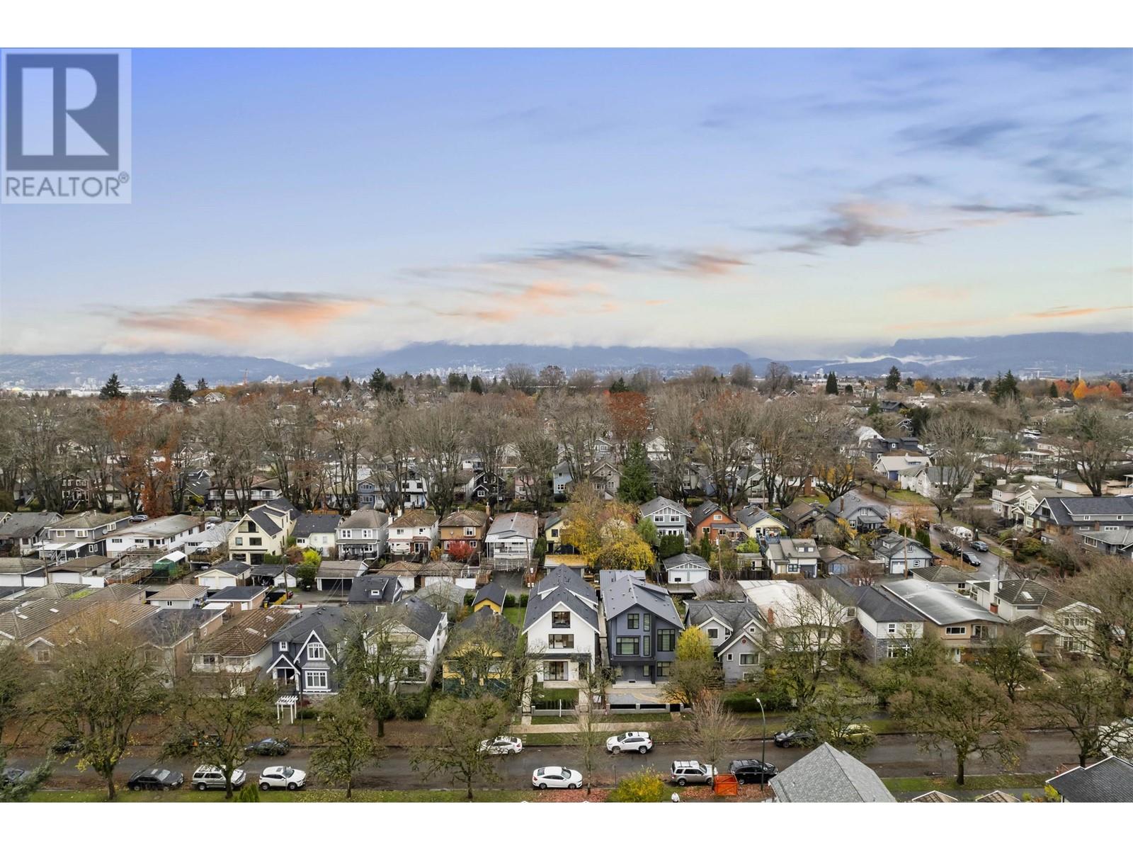 Listing Picture 32 of 37 : 1 2241 E 8TH AVENUE, Vancouver / 溫哥華 - 魯藝地產 Yvonne Lu Group - MLS Medallion Club Member