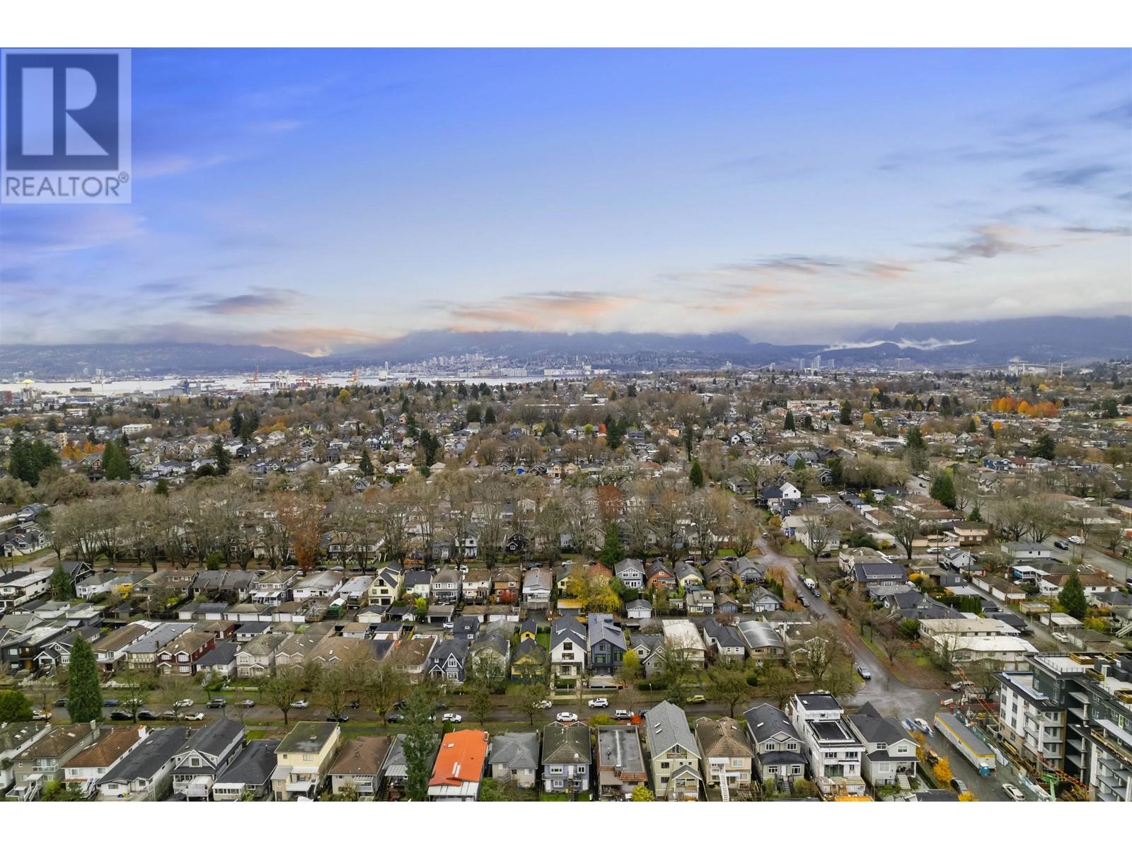 Listing Picture 33 of 37 : 1 2241 E 8TH AVENUE, Vancouver / 溫哥華 - 魯藝地產 Yvonne Lu Group - MLS Medallion Club Member