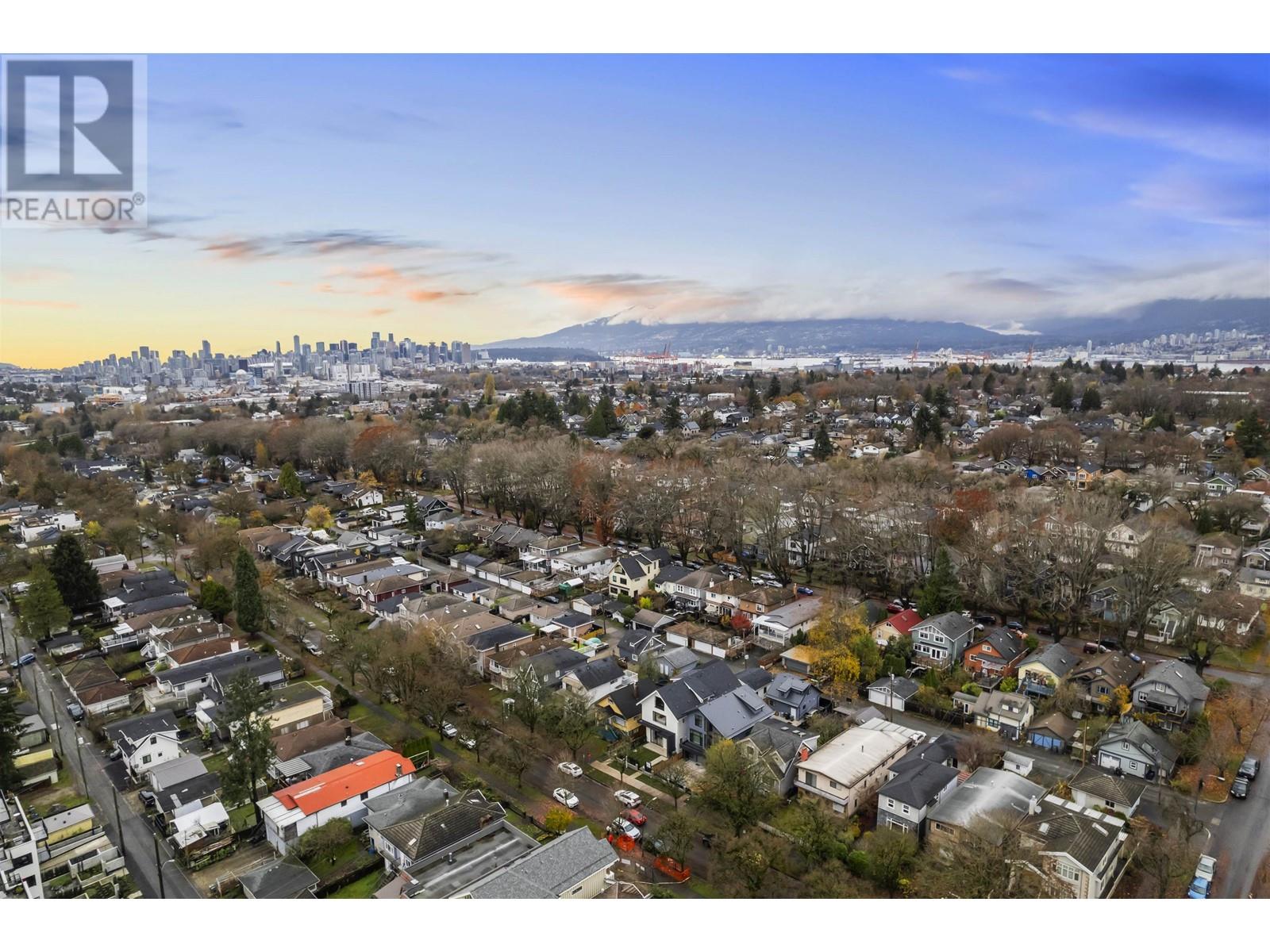 Listing Picture 35 of 37 : 1 2241 E 8TH AVENUE, Vancouver / 溫哥華 - 魯藝地產 Yvonne Lu Group - MLS Medallion Club Member