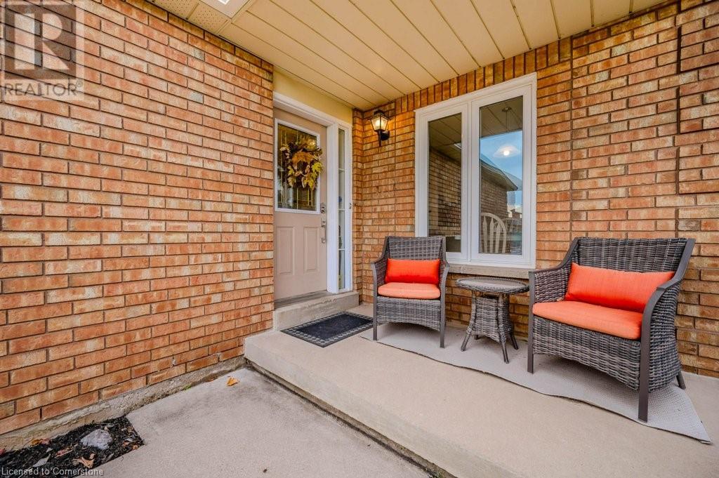 633 Amelia Crescent, Burlington, Ontario  L7L 6E6 - Photo 3 - 40680174