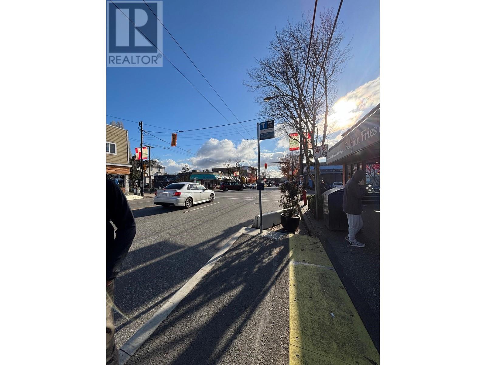 Listing Picture 2 of 15 : 1875 COMMERCIAL DRIVE, Vancouver / 溫哥華 - 魯藝地產 Yvonne Lu Group - MLS Medallion Club Member