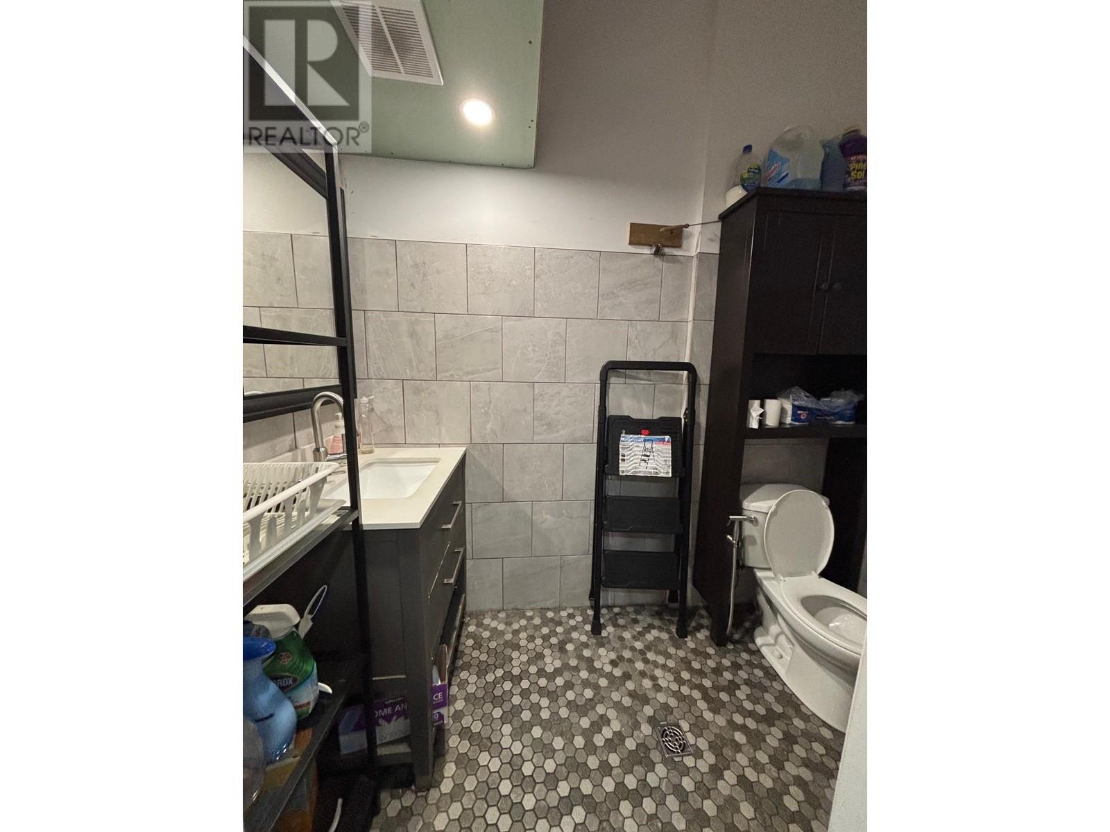 Listing Picture 13 of 15 : 1875 COMMERCIAL DRIVE, Vancouver / 溫哥華 - 魯藝地產 Yvonne Lu Group - MLS Medallion Club Member