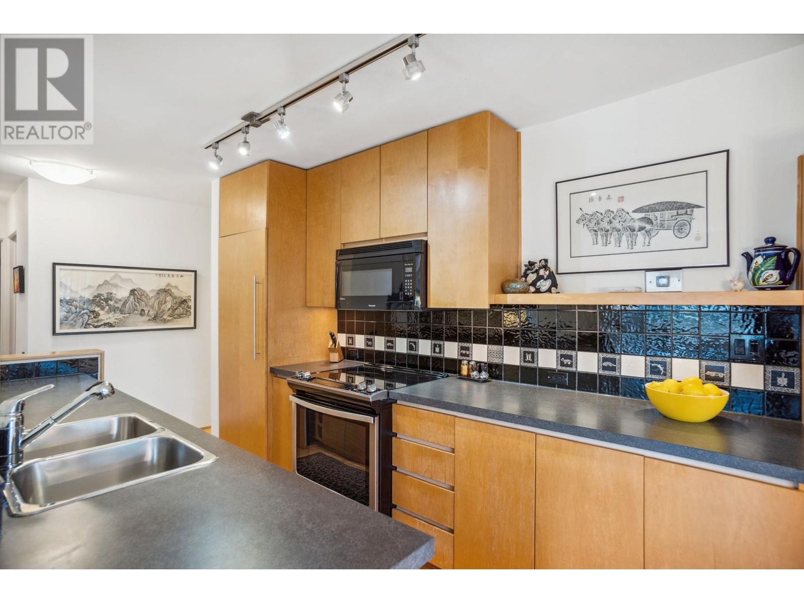 Listing Picture 12 of 29 : 304 2095 BEACH AVENUE, Vancouver / 溫哥華 - 魯藝地產 Yvonne Lu Group - MLS Medallion Club Member