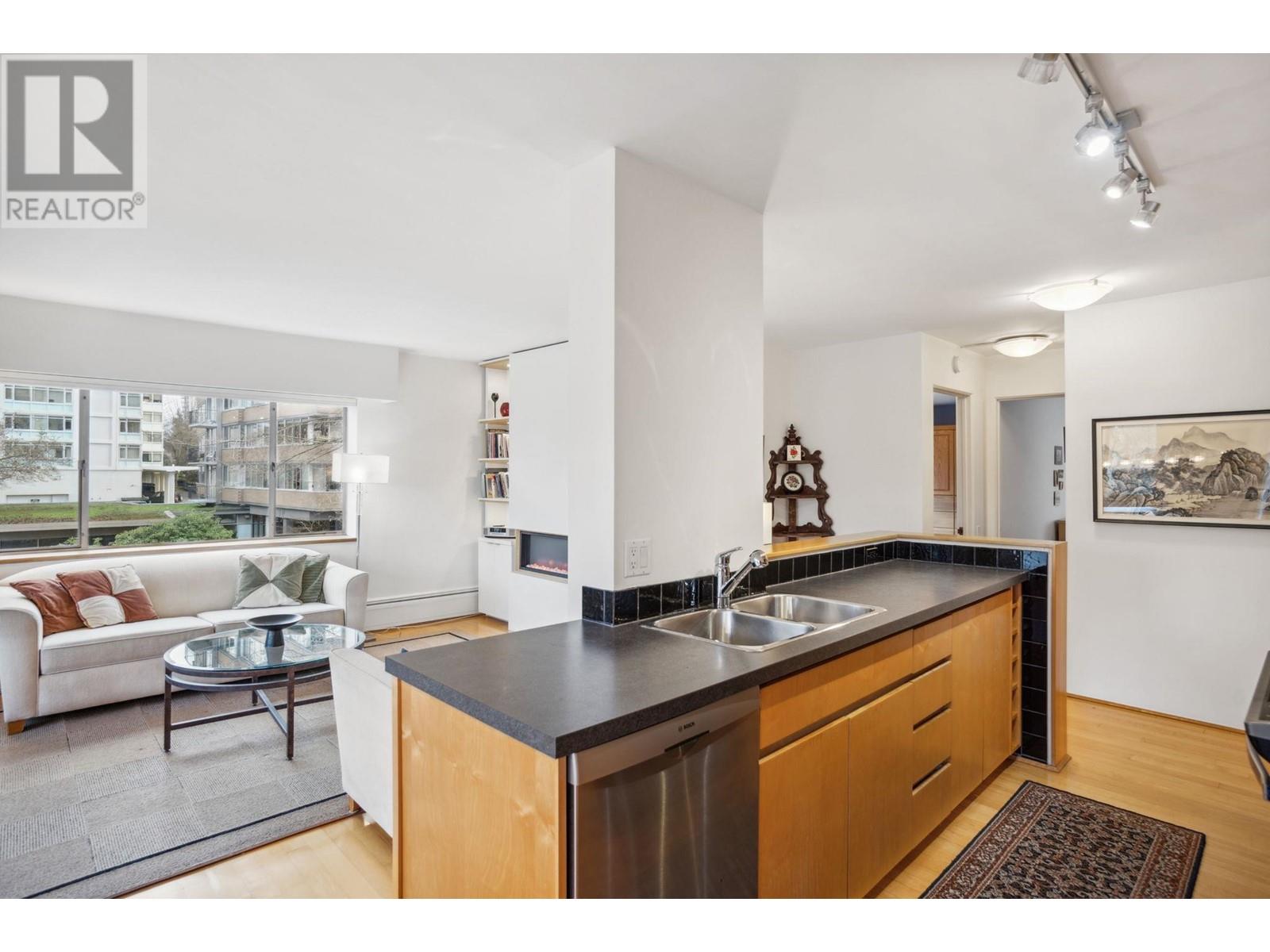 Listing Picture 11 of 29 : 304 2095 BEACH AVENUE, Vancouver / 溫哥華 - 魯藝地產 Yvonne Lu Group - MLS Medallion Club Member