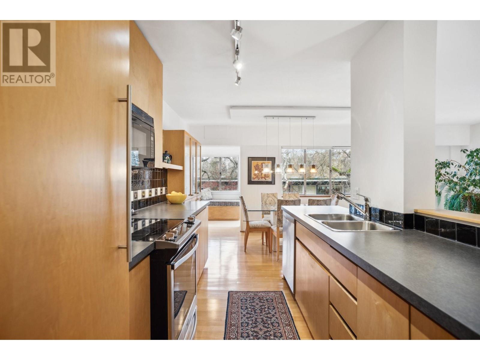 Listing Picture 13 of 29 : 304 2095 BEACH AVENUE, Vancouver / 溫哥華 - 魯藝地產 Yvonne Lu Group - MLS Medallion Club Member