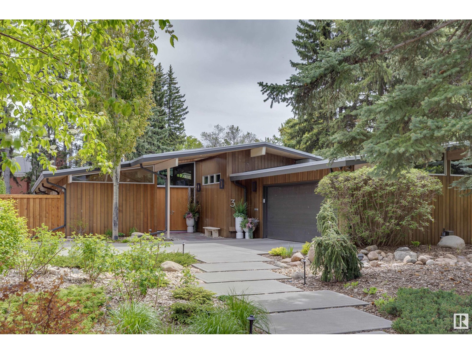 Property at 3 VALLEYVIEW CR NW image 3