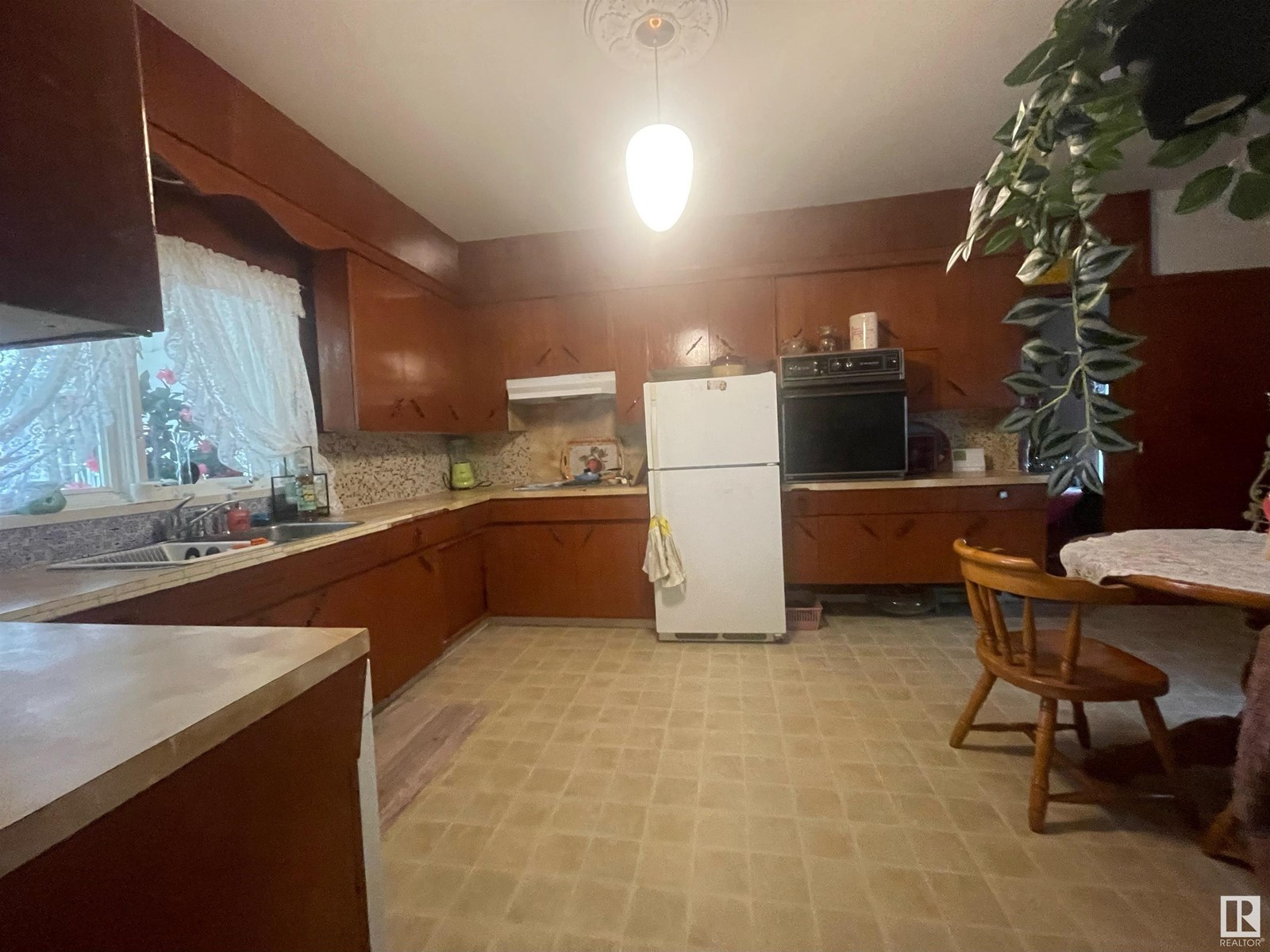 Property at 5012 51 AV image 4