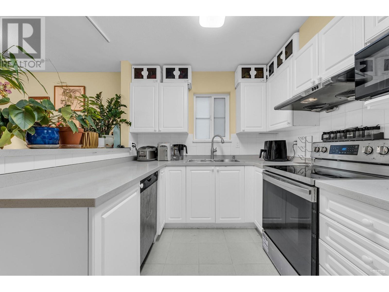 Listing Picture 15 of 30 : 111 6588 SOUTHOAKS CRESCENT, Burnaby / 本拿比 - 魯藝地產 Yvonne Lu Group - MLS Medallion Club Member