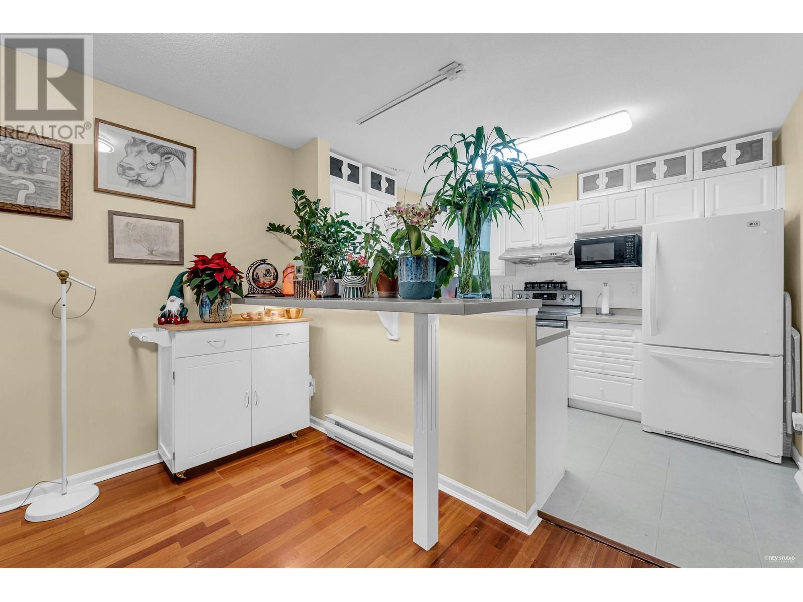 Listing Picture 11 of 30 : 111 6588 SOUTHOAKS CRESCENT, Burnaby / 本拿比 - 魯藝地產 Yvonne Lu Group - MLS Medallion Club Member