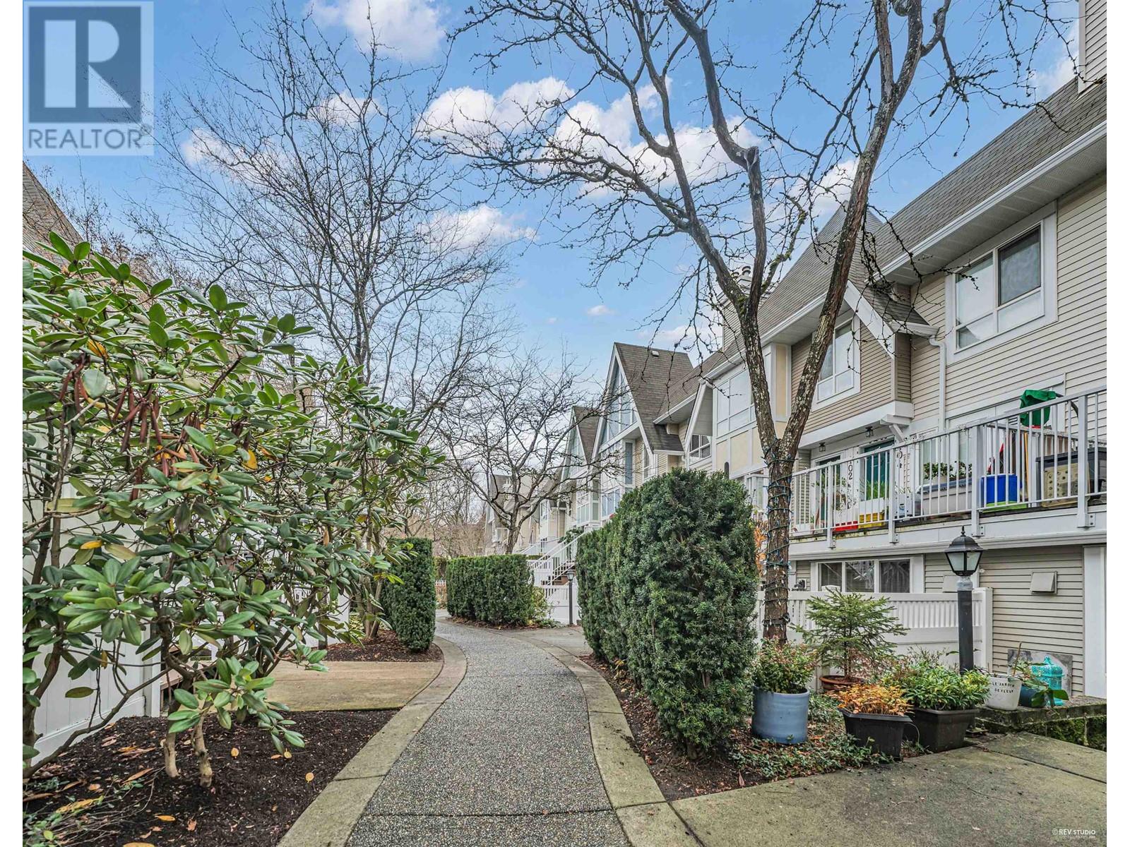 Listing Picture 2 of 30 : 111 6588 SOUTHOAKS CRESCENT, Burnaby / 本拿比 - 魯藝地產 Yvonne Lu Group - MLS Medallion Club Member