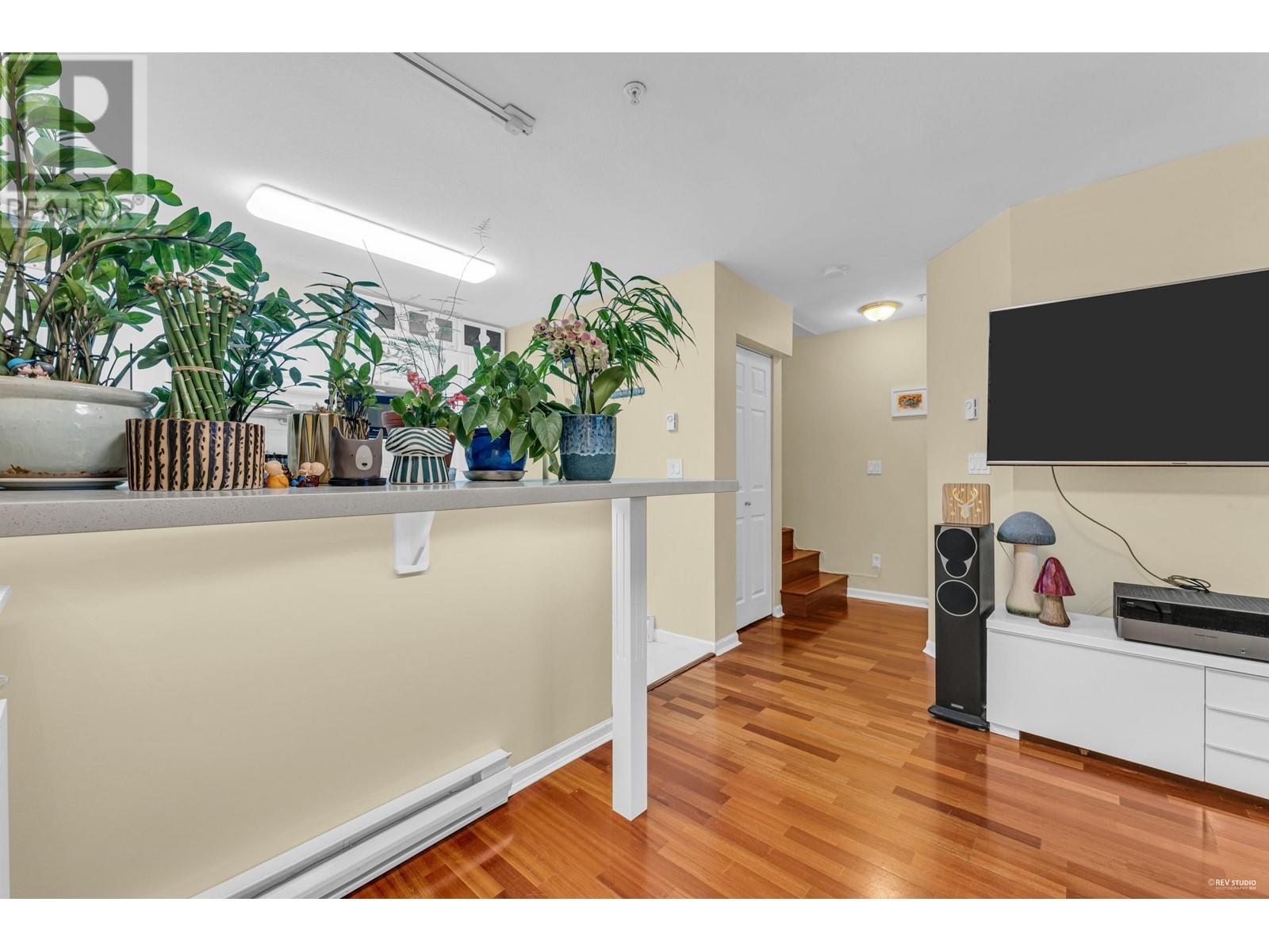 Listing Picture 13 of 30 : 111 6588 SOUTHOAKS CRESCENT, Burnaby / 本拿比 - 魯藝地產 Yvonne Lu Group - MLS Medallion Club Member