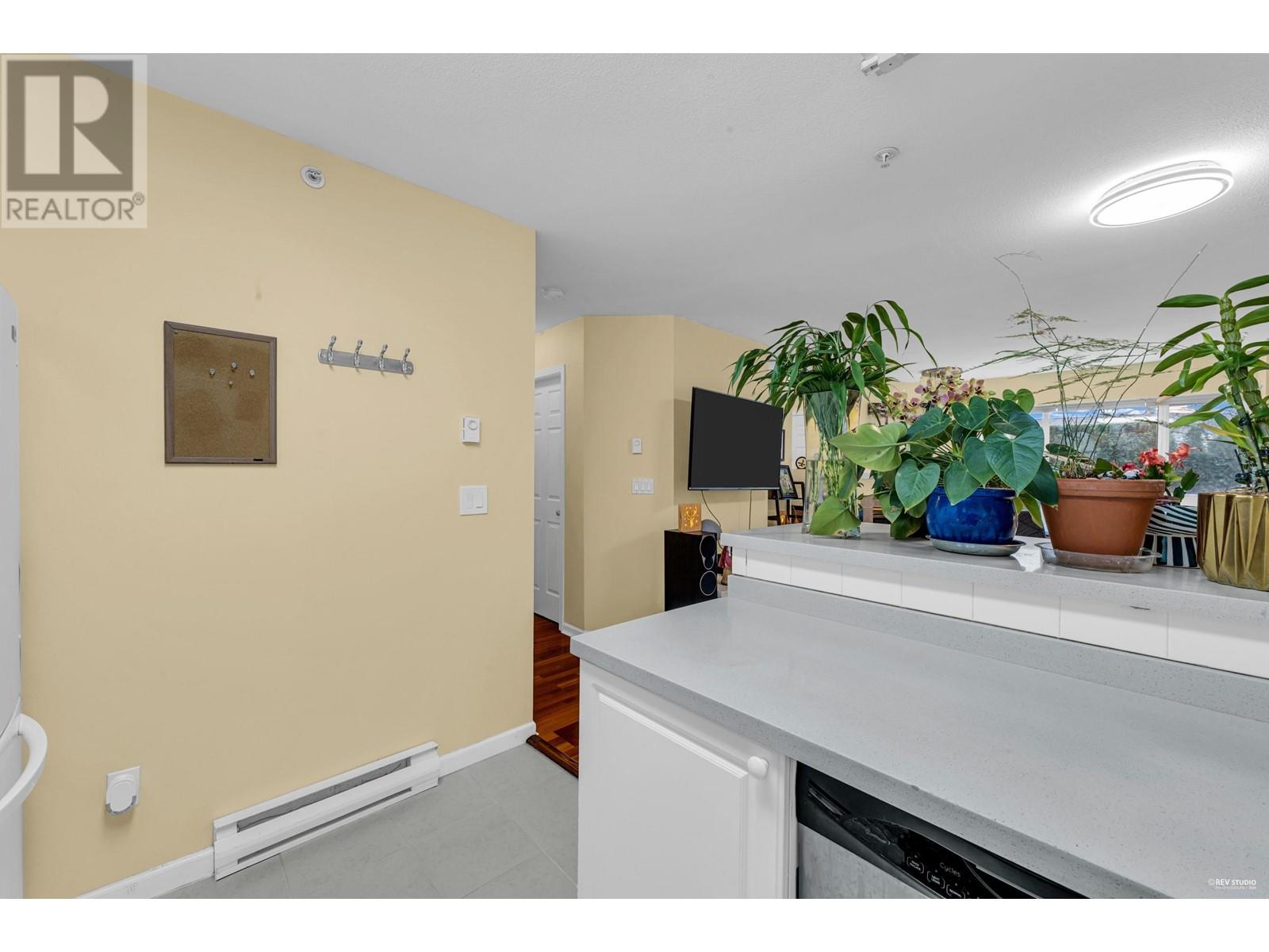 Listing Picture 17 of 30 : 111 6588 SOUTHOAKS CRESCENT, Burnaby / 本拿比 - 魯藝地產 Yvonne Lu Group - MLS Medallion Club Member