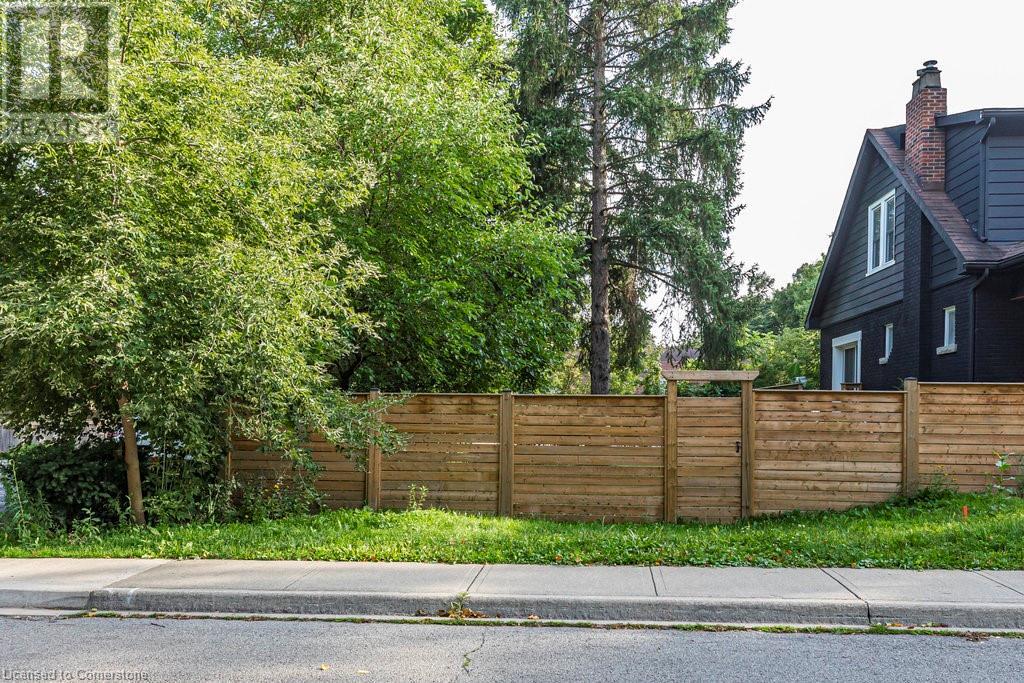 112 Victoria Street, Hamilton, Ontario  L9H 2C3 - Photo 23 - 40680001