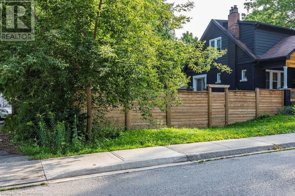 112 Victoria Street, Hamilton, Ontario  L9H 2C3 - Photo 24 - 40680001