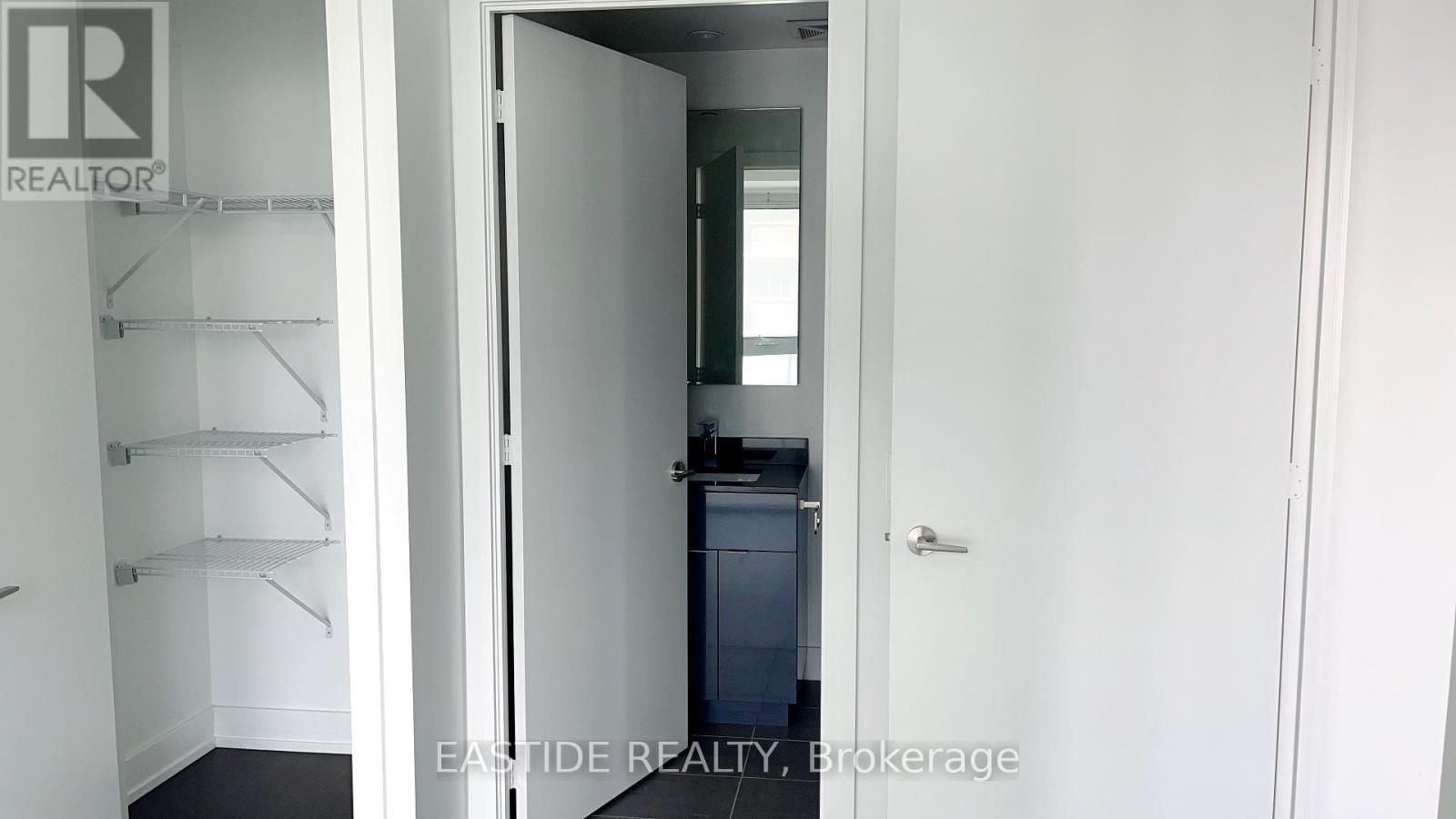 1807 - 7 Grenville Street, Toronto, Ontario  M4Y 1A1 - Photo 2 - C10707948