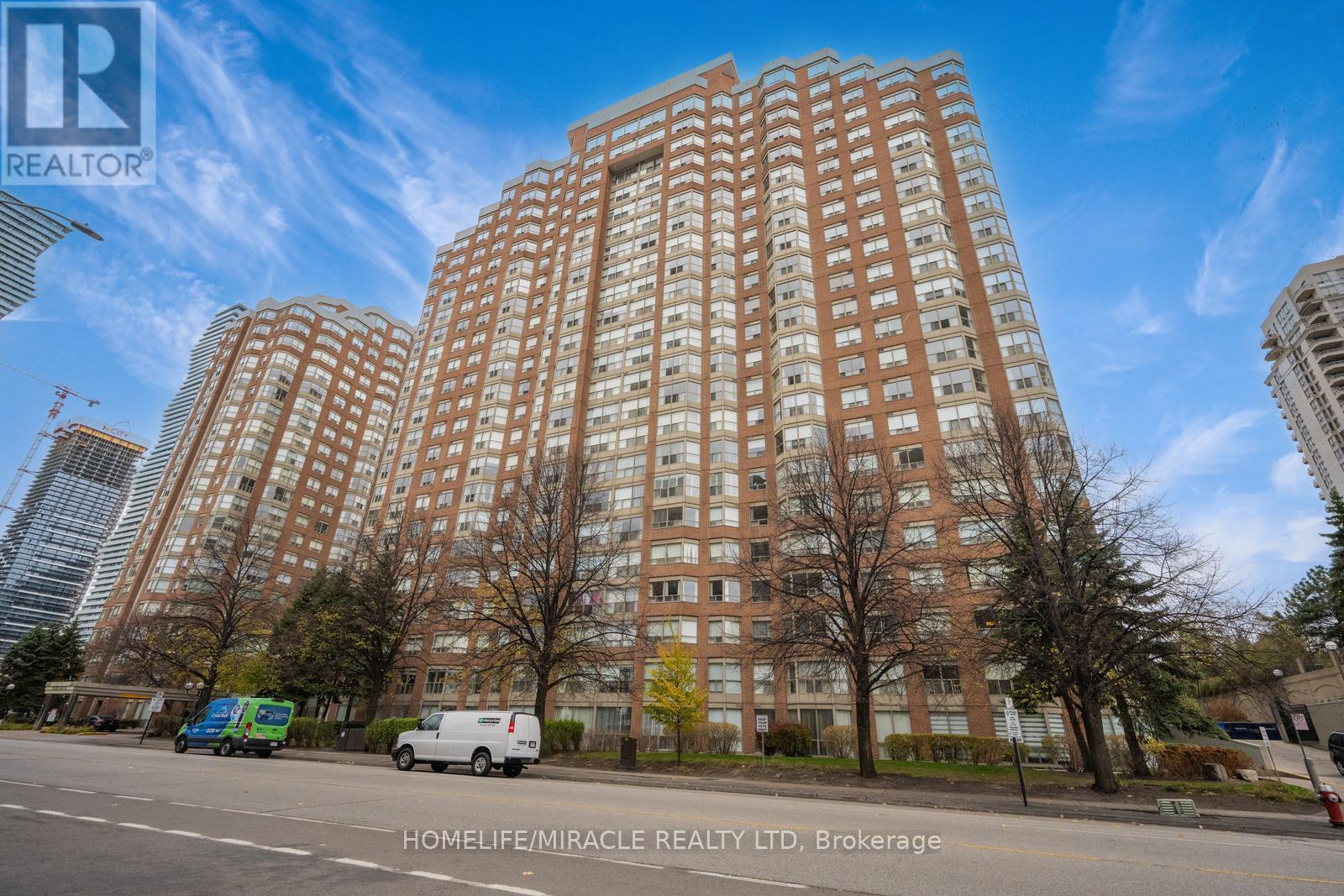 701 - 325 Webb Drive, Mississauga, Ontario  L5B 3Z9 - Photo 1 - W10845458