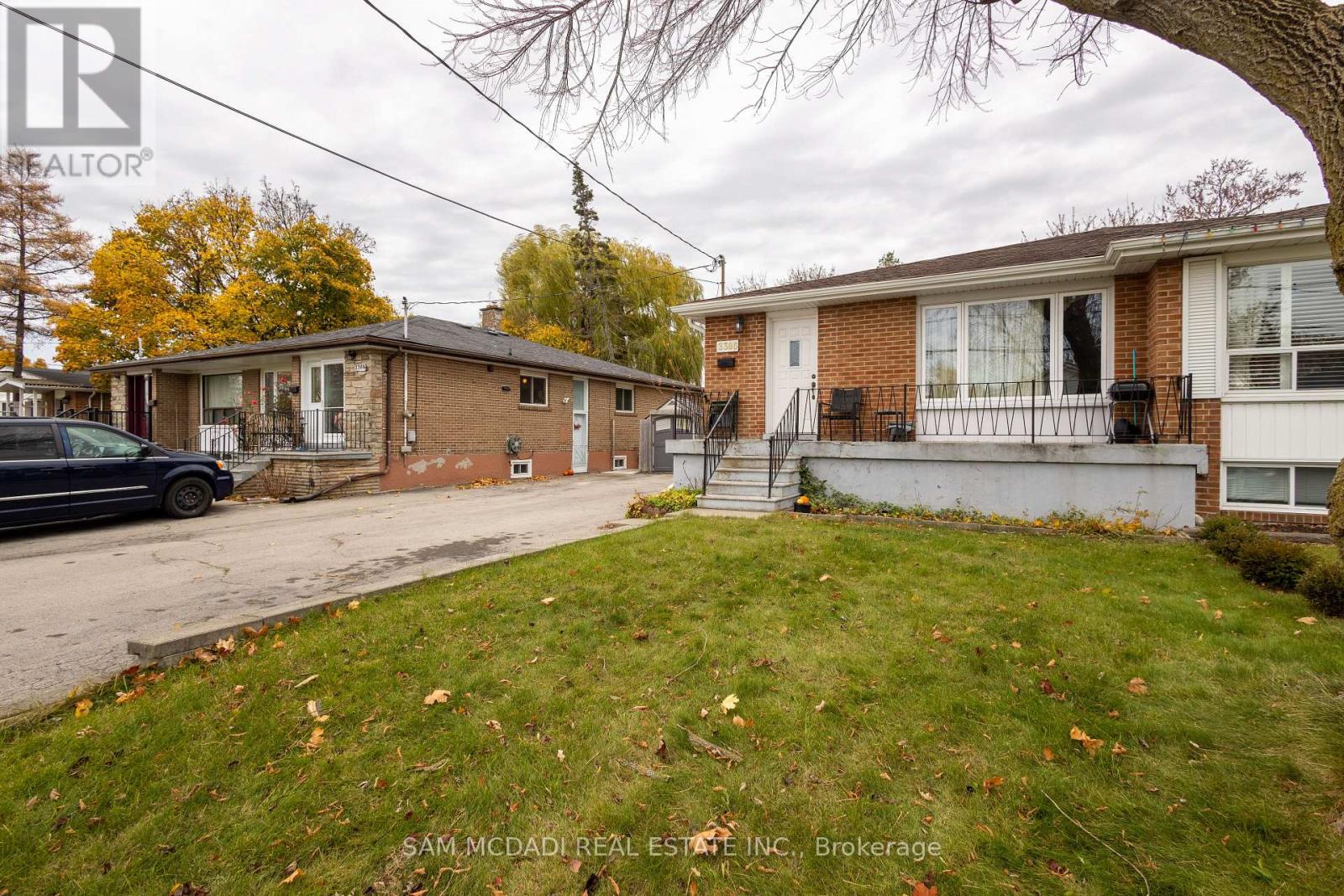 3386 Fellmore Drive, Mississauga, Ontario  L5C 2E2 - Photo 3 - W10427636