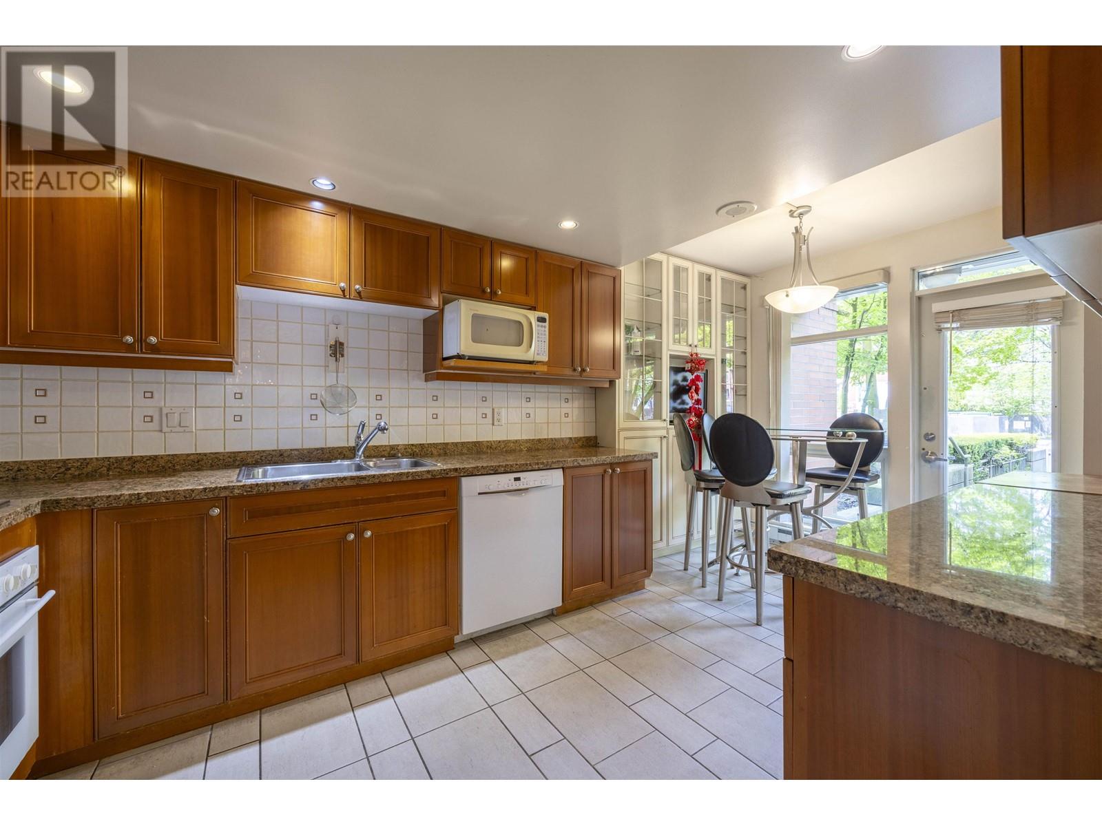 Listing Picture 9 of 33 : 205 638 W 45TH AVENUE, Vancouver / 溫哥華 - 魯藝地產 Yvonne Lu Group - MLS Medallion Club Member