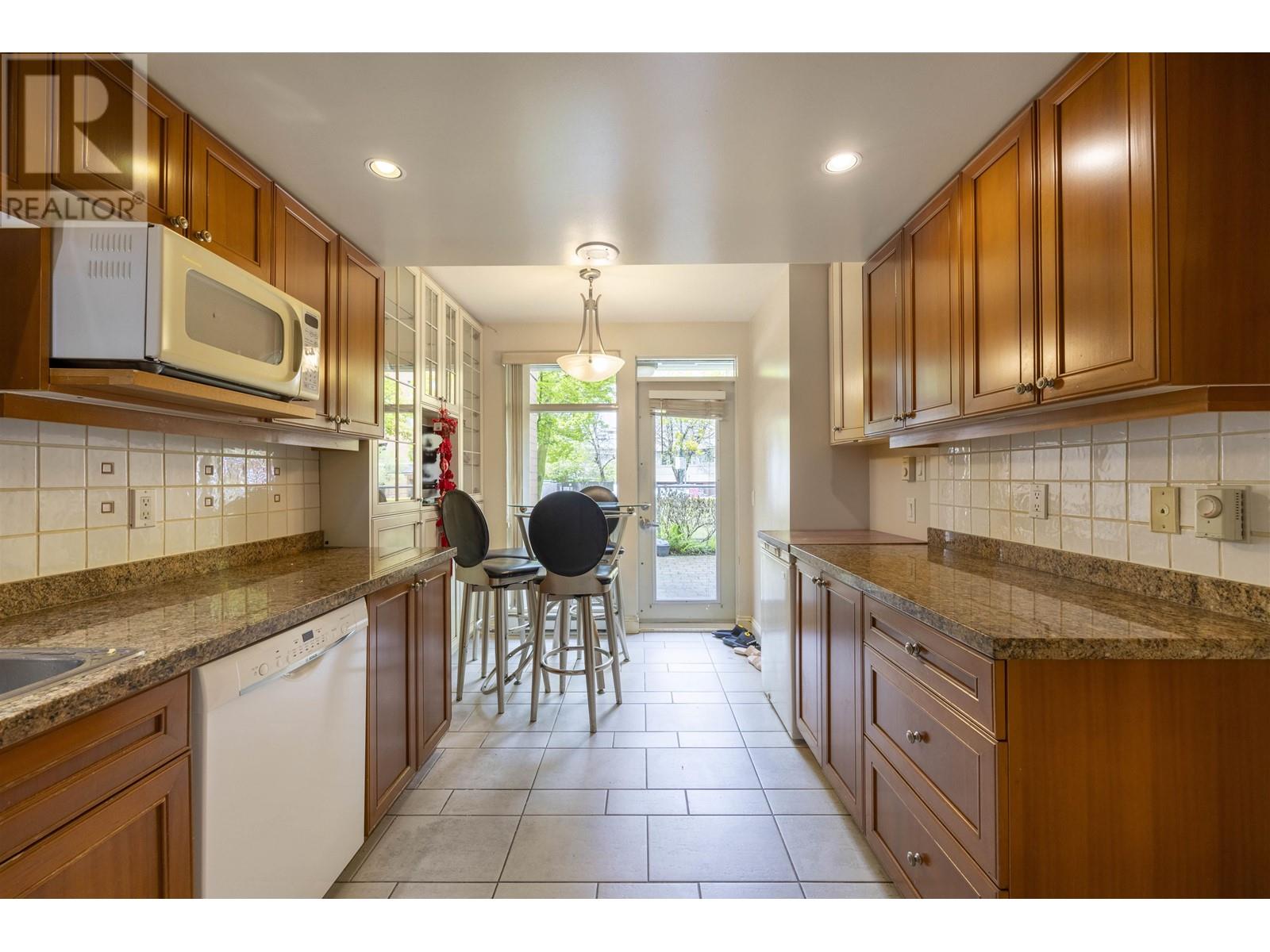 Listing Picture 6 of 33 : 205 638 W 45TH AVENUE, Vancouver / 溫哥華 - 魯藝地產 Yvonne Lu Group - MLS Medallion Club Member