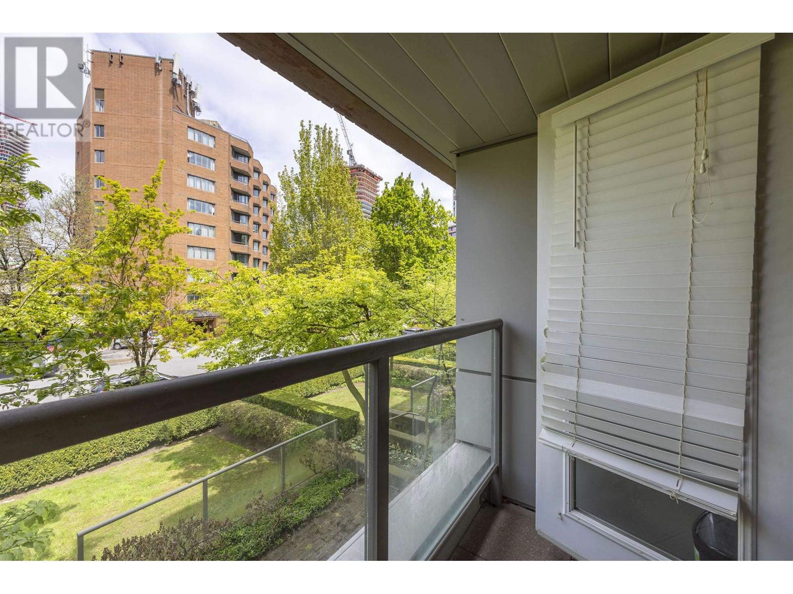 Listing Picture 19 of 33 : 205 638 W 45TH AVENUE, Vancouver / 溫哥華 - 魯藝地產 Yvonne Lu Group - MLS Medallion Club Member