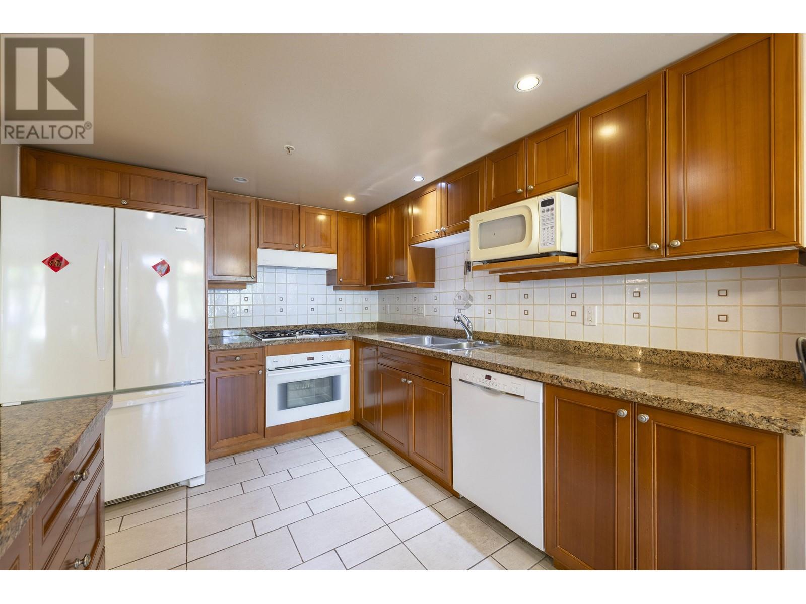 Listing Picture 7 of 33 : 205 638 W 45TH AVENUE, Vancouver / 溫哥華 - 魯藝地產 Yvonne Lu Group - MLS Medallion Club Member