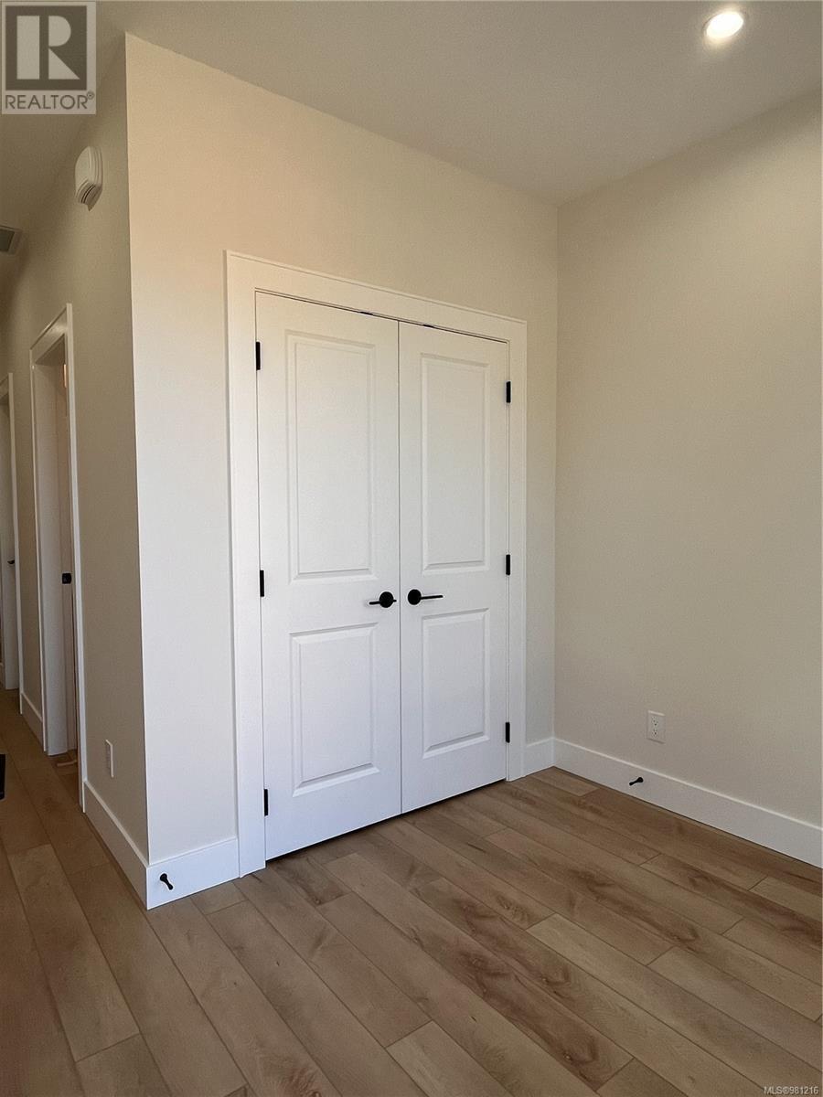 Property at 653 Hoffman Ave image 3