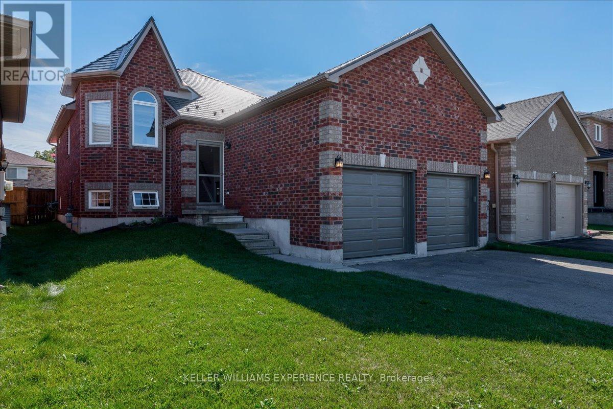 32 Majesty Boulevard, Barrie, Ontario  L4M 7K3 - Photo 2 - S10875171