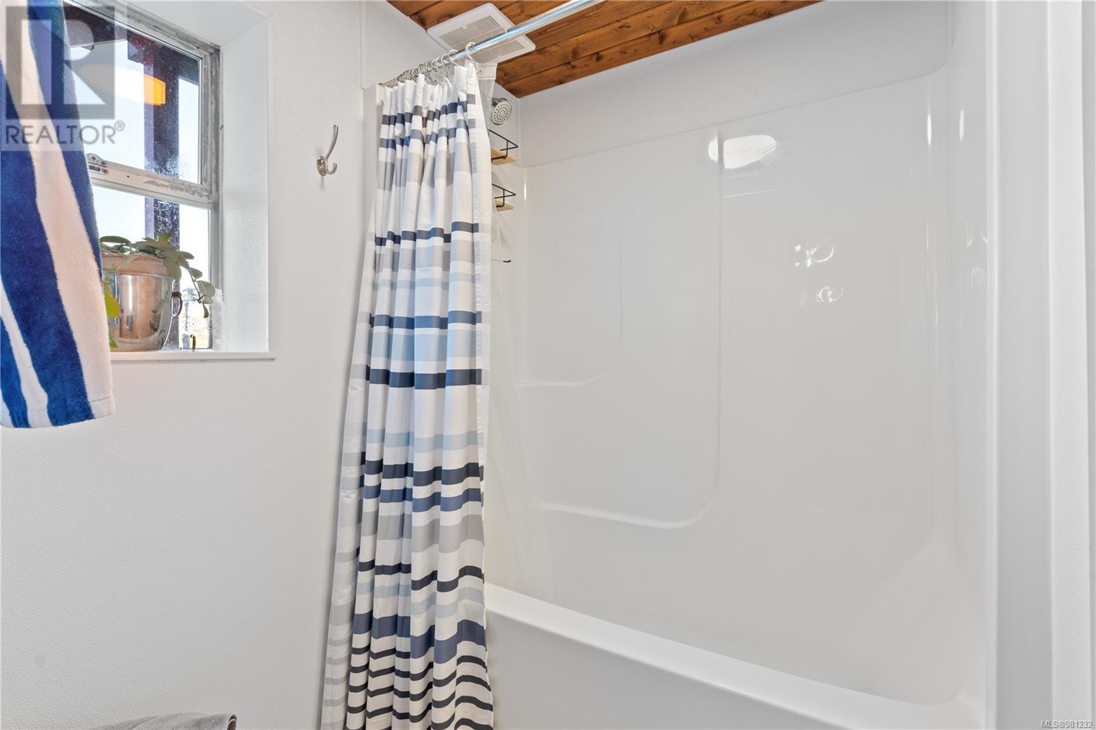 2015 Bay St, Ucluelet, British Columbia  V0R 3A0 - Photo 22 - 981232