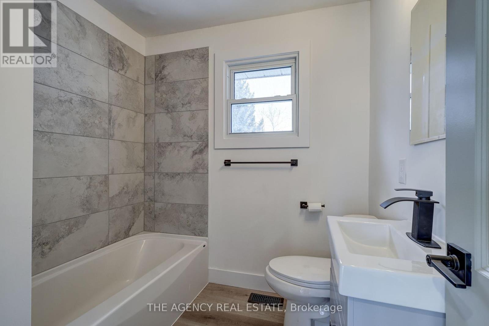 204 Symes Street, Southwest Middlesex, Ontario  N0L 1M0 - Photo 18 - X10442659