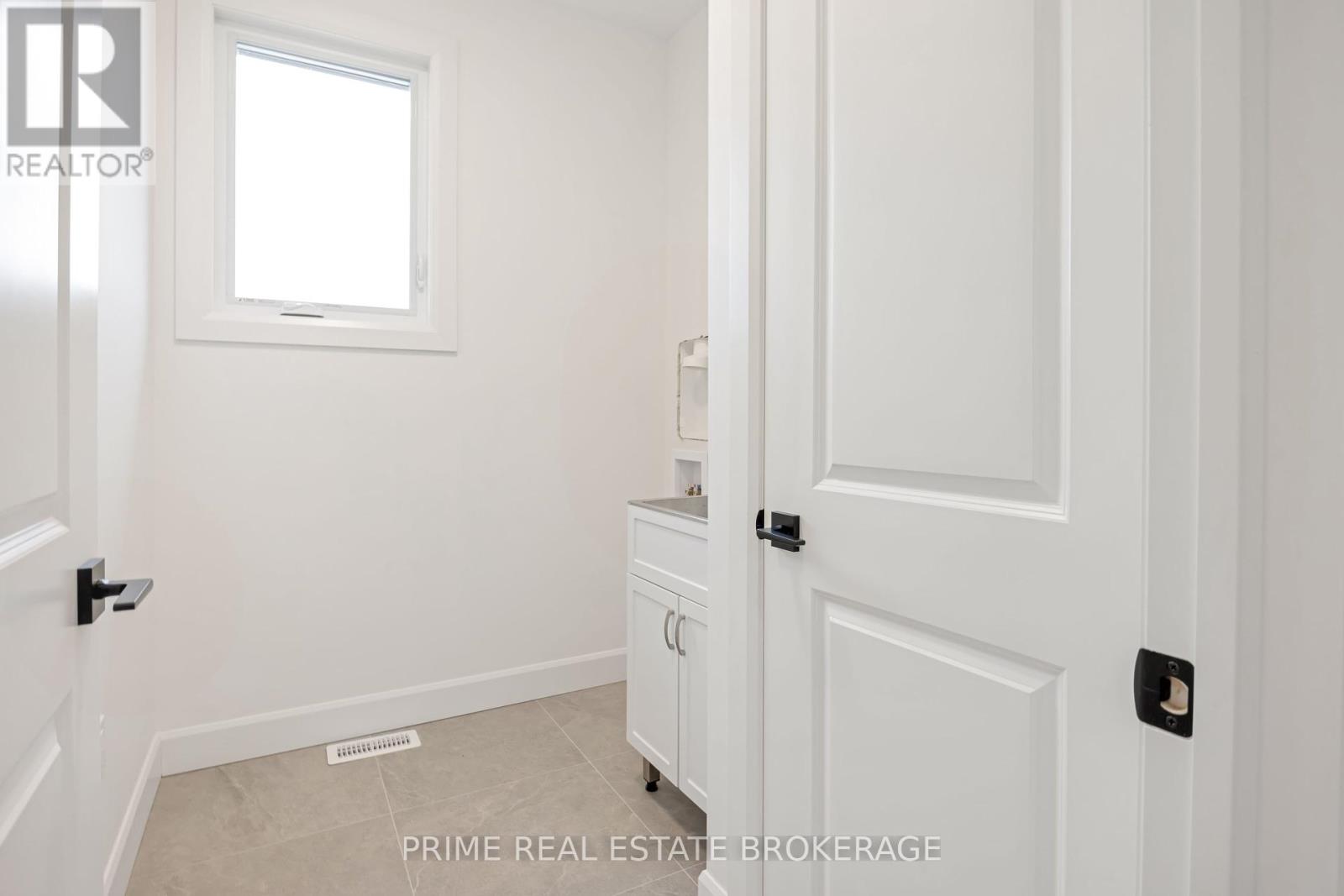 49 - 14 Coastal Crescent, Lambton Shores, Ontario  N0M 1T0 - Photo 13 - X10875008