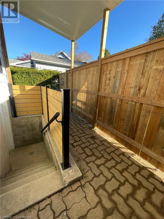 21 Mcintosh Avenue, Hamilton, Ontario  L9B 1J3 - Photo 2 - 40680899