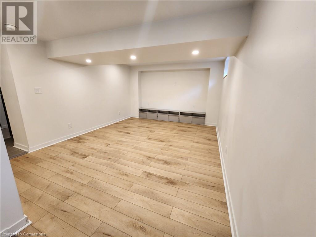 21 Mcintosh Avenue, Hamilton, Ontario  L9B 1J3 - Photo 3 - 40680899