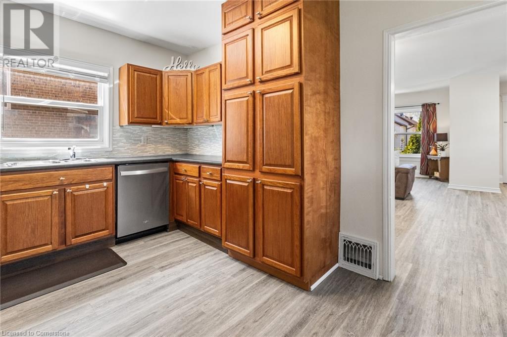 18 Prince Street, St. Catharines, Ontario  L2R 3X7 - Photo 12 - 40679994