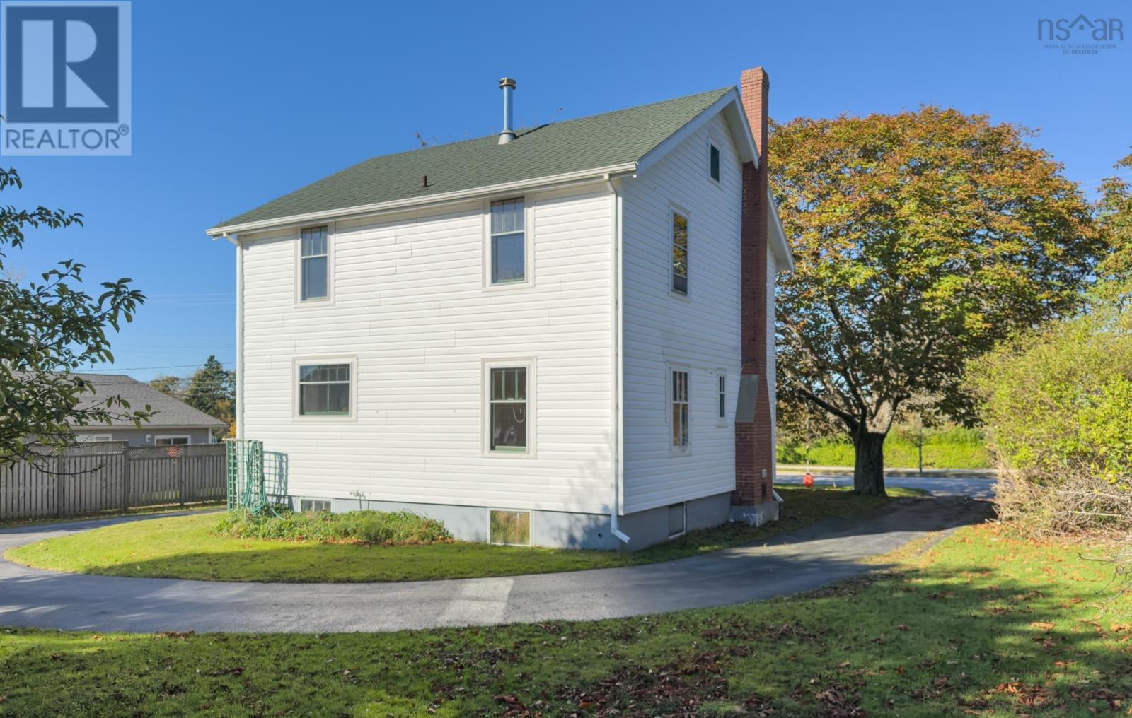 323 Pleasant Street, Yarmouth, Nova Scotia  B5A 2K9 - Photo 7 - 202419453