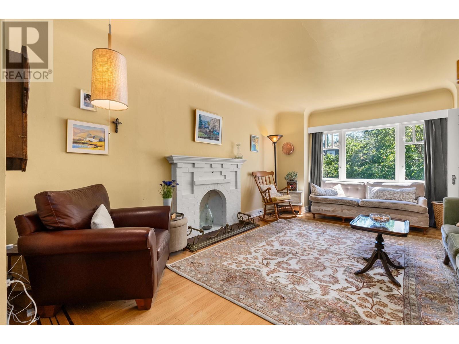 Listing Picture 2 of 24 : 4533 W 8TH AVENUE, Vancouver / 溫哥華 - 魯藝地產 Yvonne Lu Group - MLS Medallion Club Member