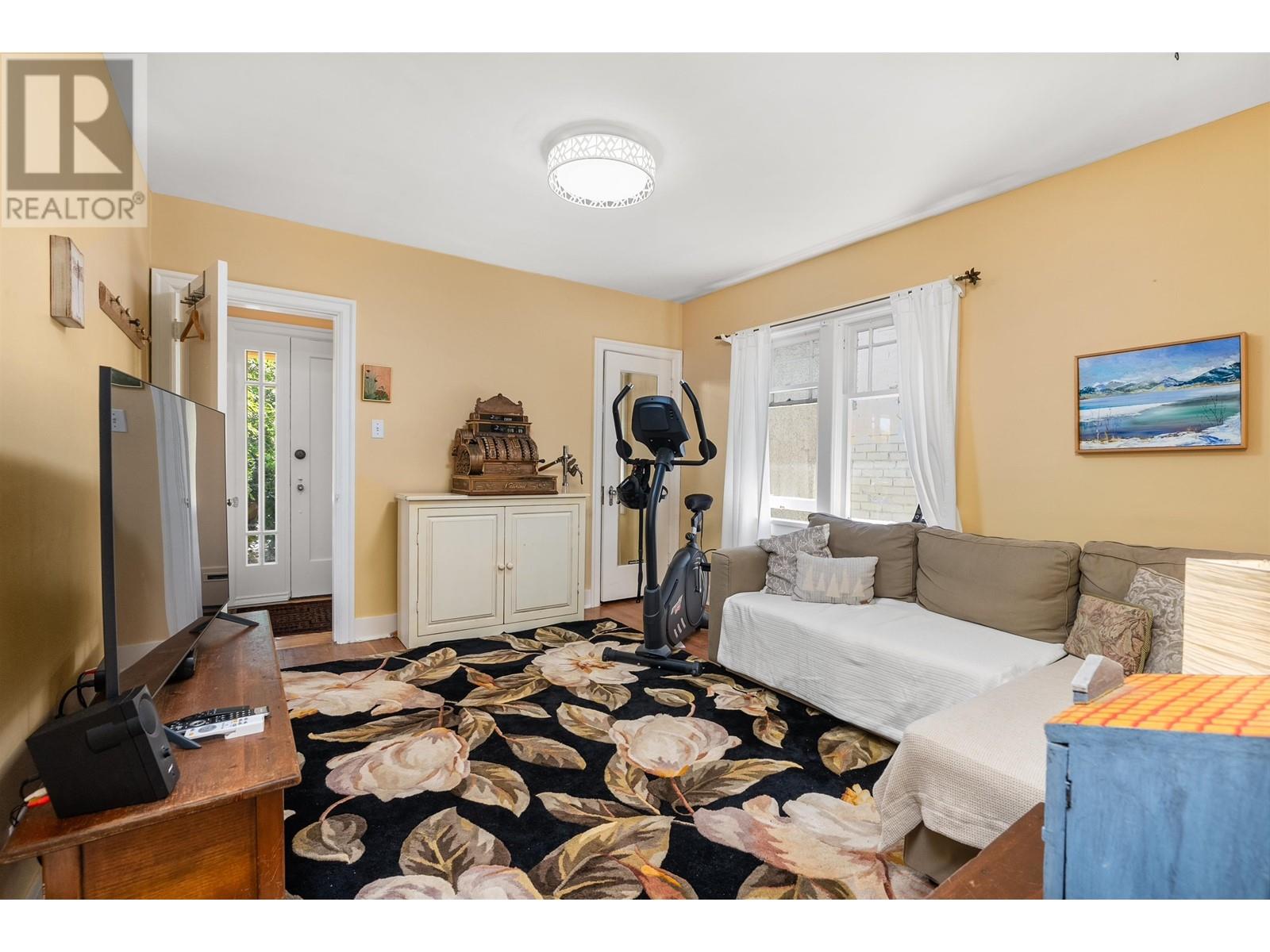 Listing Picture 8 of 24 : 4533 W 8TH AVENUE, Vancouver / 溫哥華 - 魯藝地產 Yvonne Lu Group - MLS Medallion Club Member