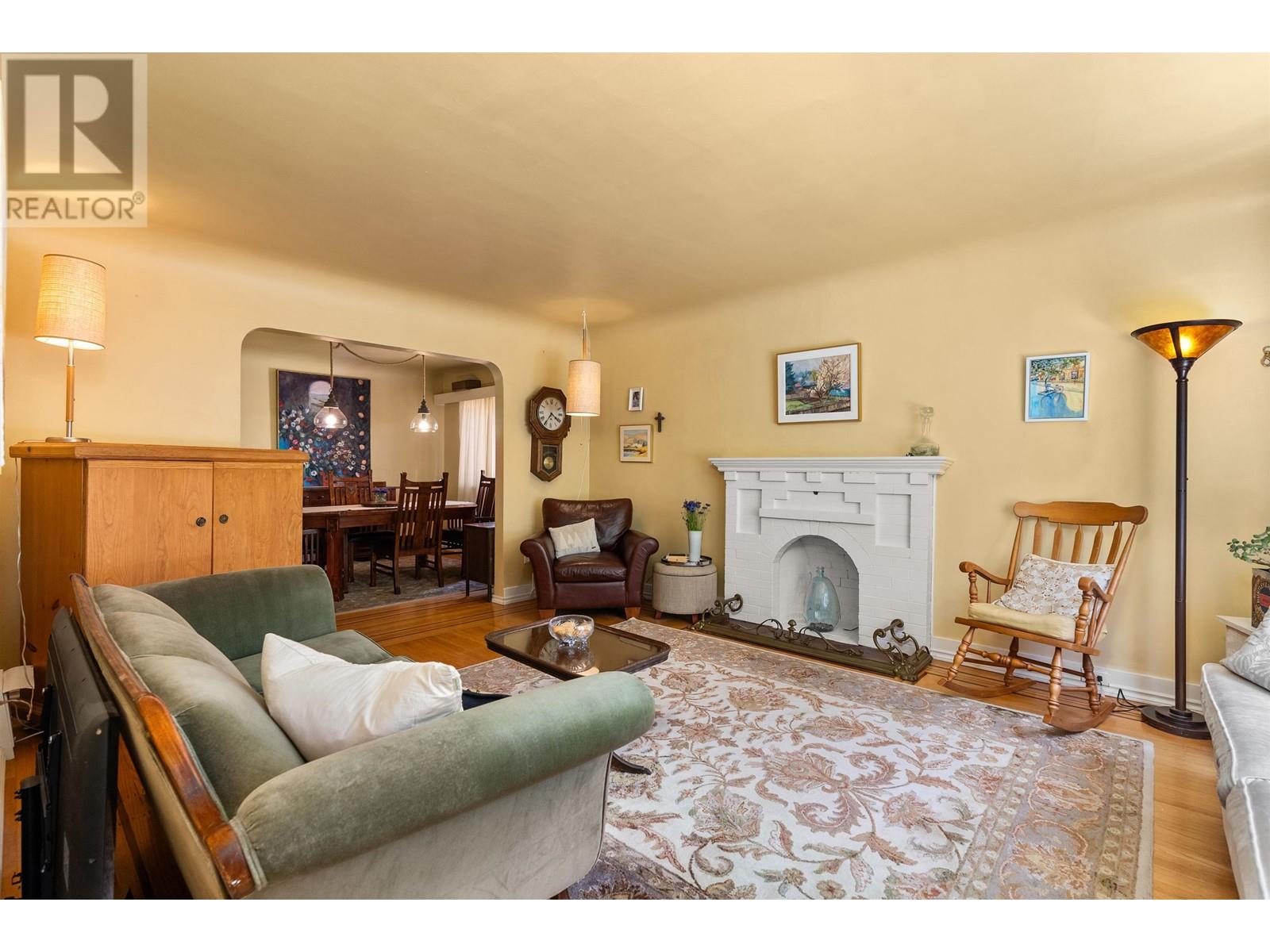 Listing Picture 3 of 24 : 4533 W 8TH AVENUE, Vancouver / 溫哥華 - 魯藝地產 Yvonne Lu Group - MLS Medallion Club Member