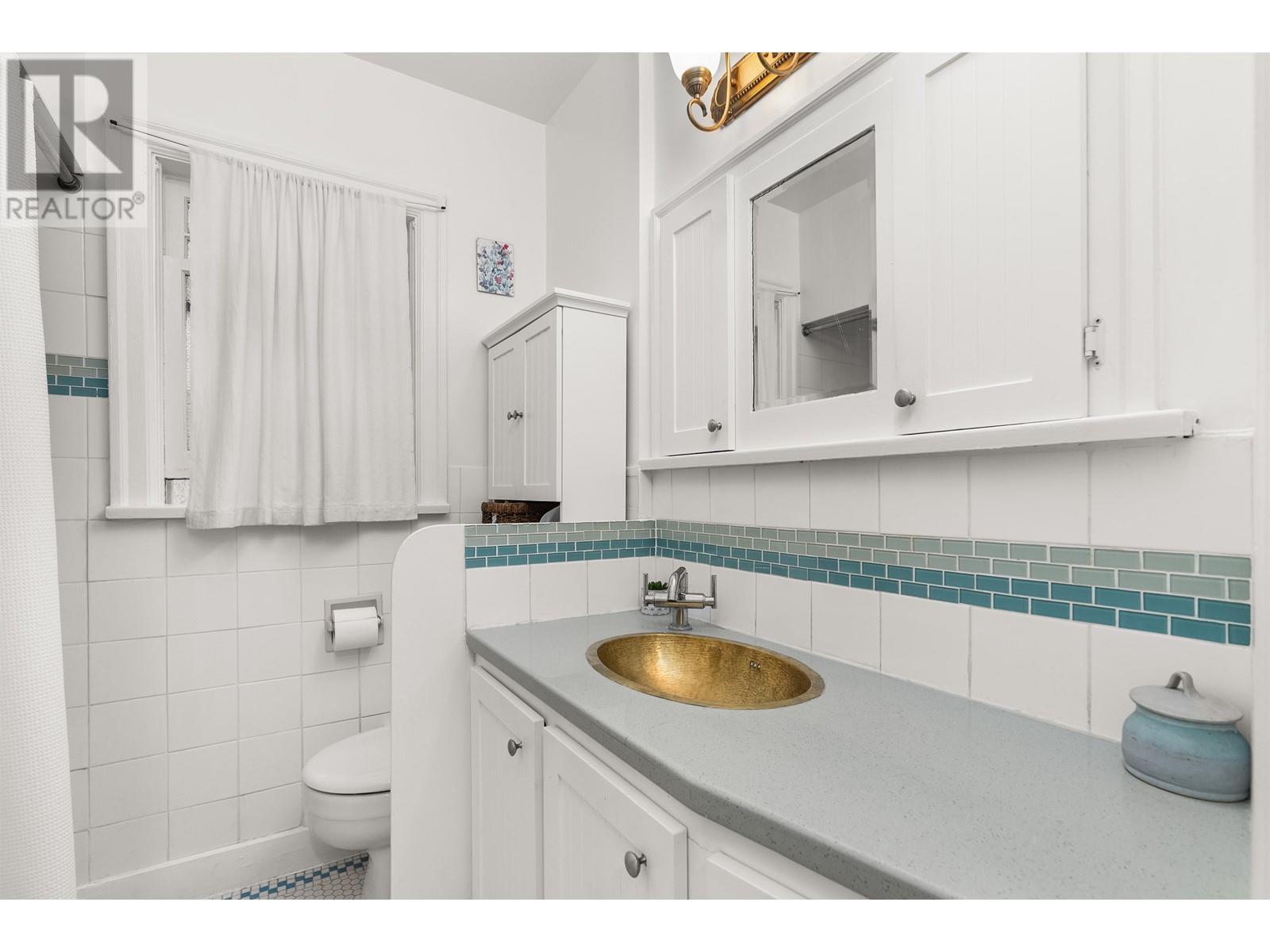 Listing Picture 10 of 24 : 4533 W 8TH AVENUE, Vancouver / 溫哥華 - 魯藝地產 Yvonne Lu Group - MLS Medallion Club Member