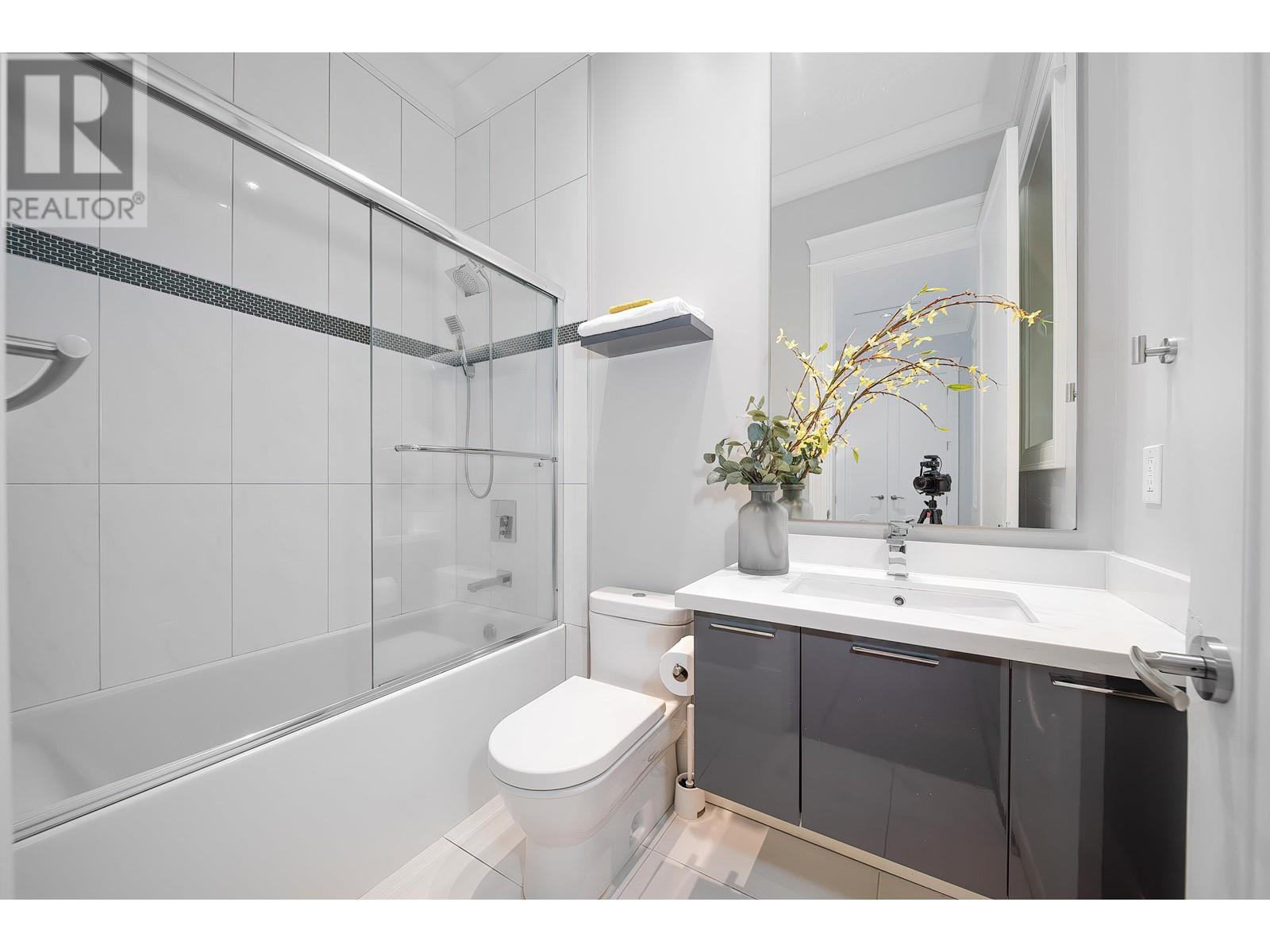 Listing Picture 16 of 30 : 7673 DAMPIER DRIVE, Richmond / 烈治文 - 魯藝地產 Yvonne Lu Group - MLS Medallion Club Member
