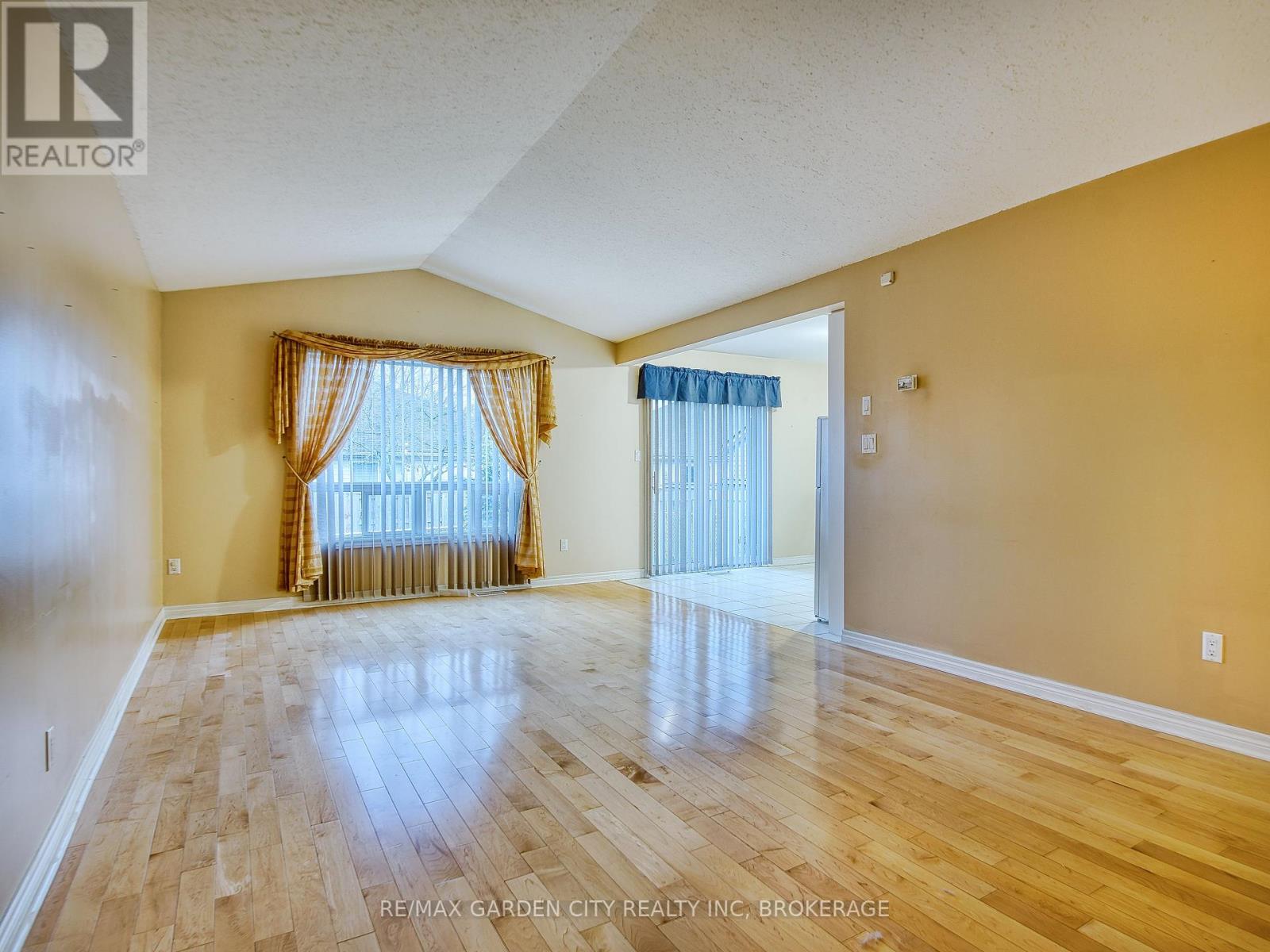 74 St. Lawrence Drive, Welland, Ontario  L3C 7H3 - Photo 4 - X10975237