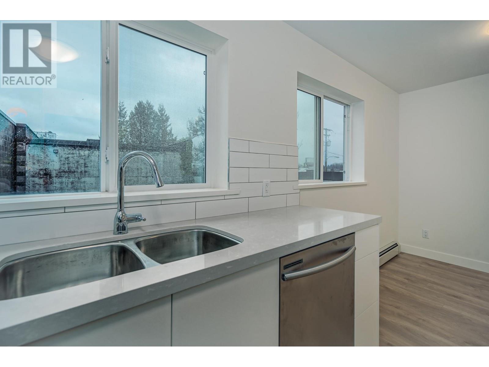 Listing Picture 3 of 39 : 1827 PANDORA STREET, Vancouver / 溫哥華 - 魯藝地產 Yvonne Lu Group - MLS Medallion Club Member