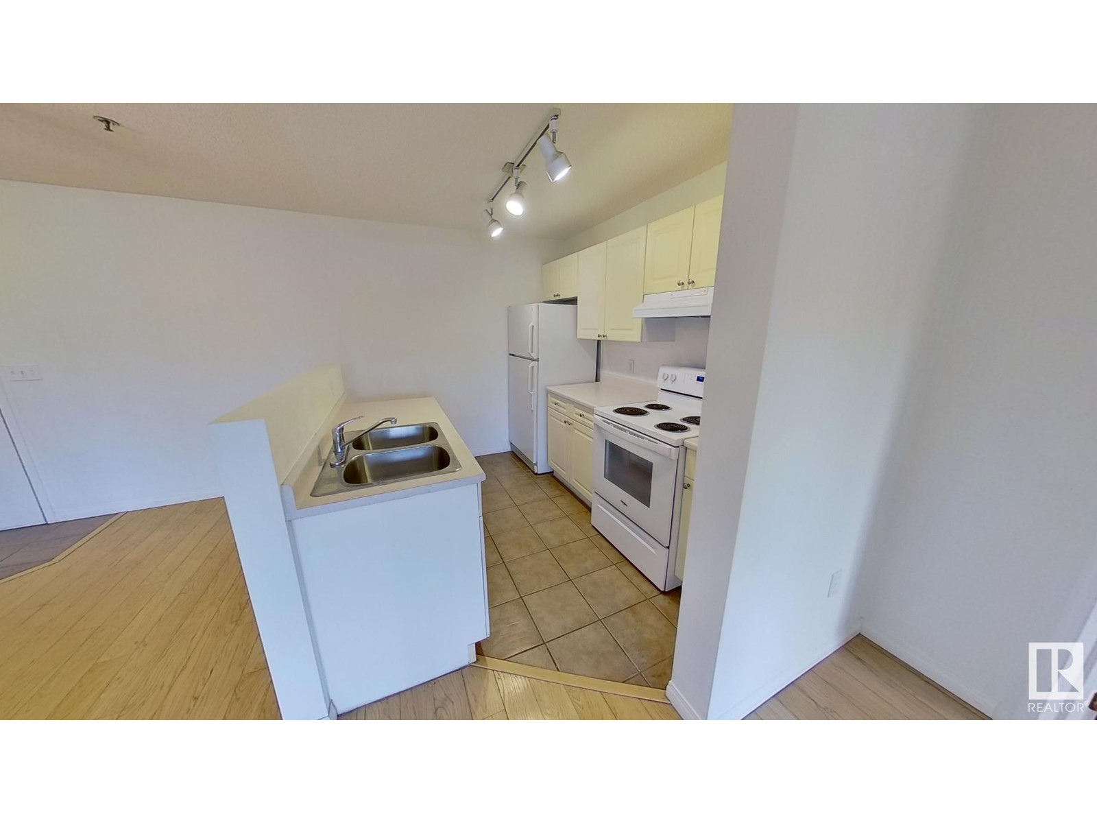 Property at #22 10331 106 ST NW image 4