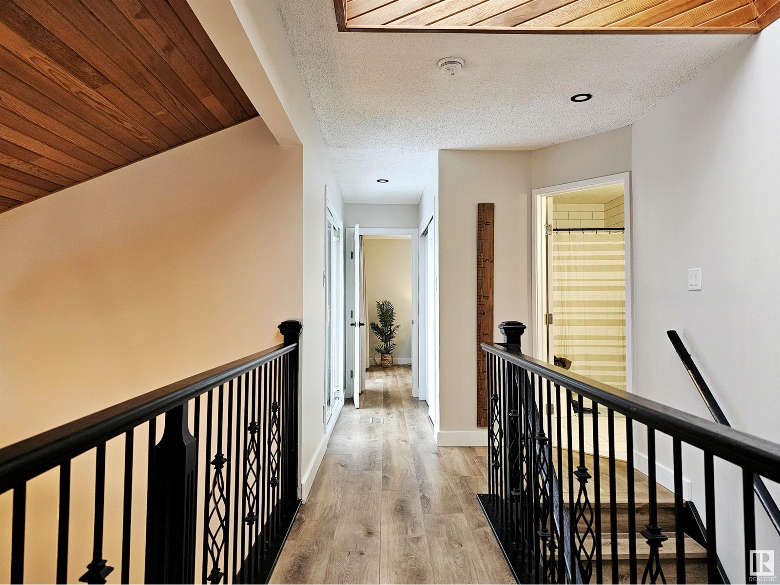 Property at 13 GLEN MEADOW CR image 2