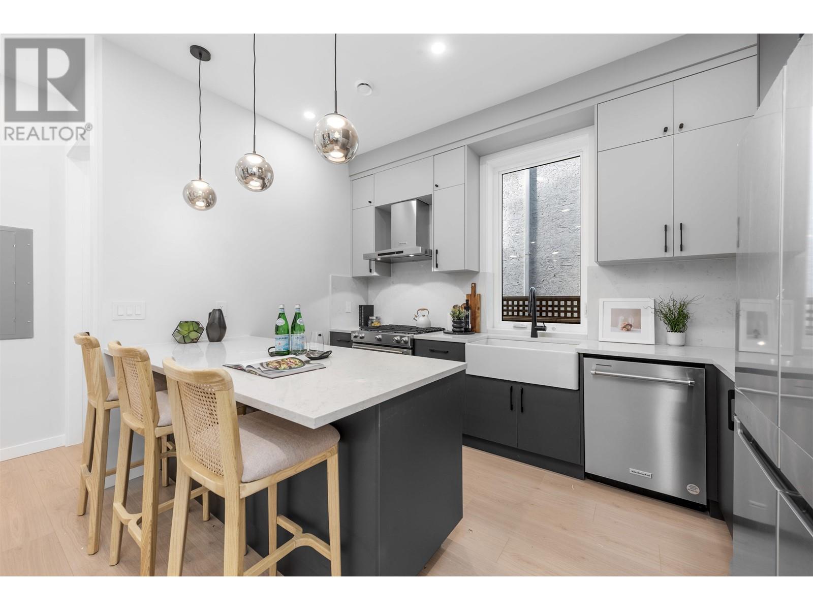 Listing Picture 2 of 40 : 2052 E 22ND AVENUE, Vancouver / 溫哥華 - 魯藝地產 Yvonne Lu Group - MLS Medallion Club Member