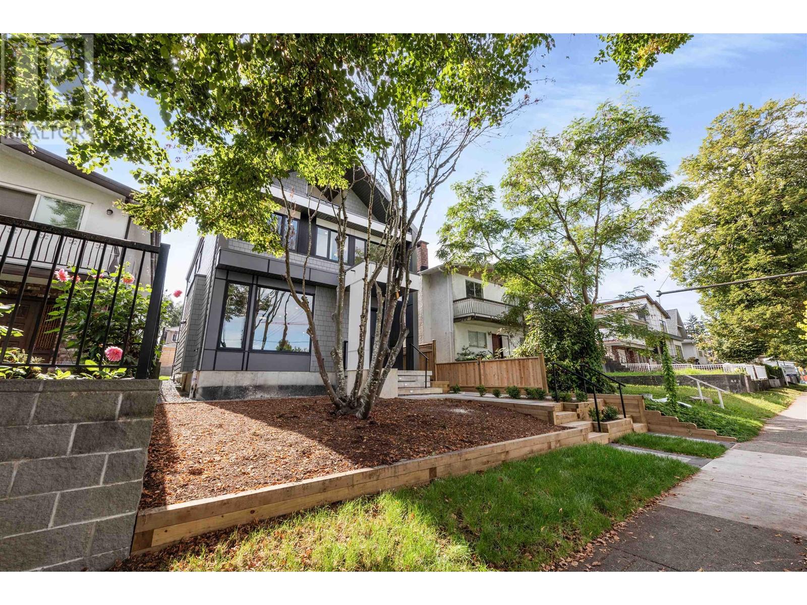 Listing Picture 32 of 40 : 2052 E 22ND AVENUE, Vancouver / 溫哥華 - 魯藝地產 Yvonne Lu Group - MLS Medallion Club Member