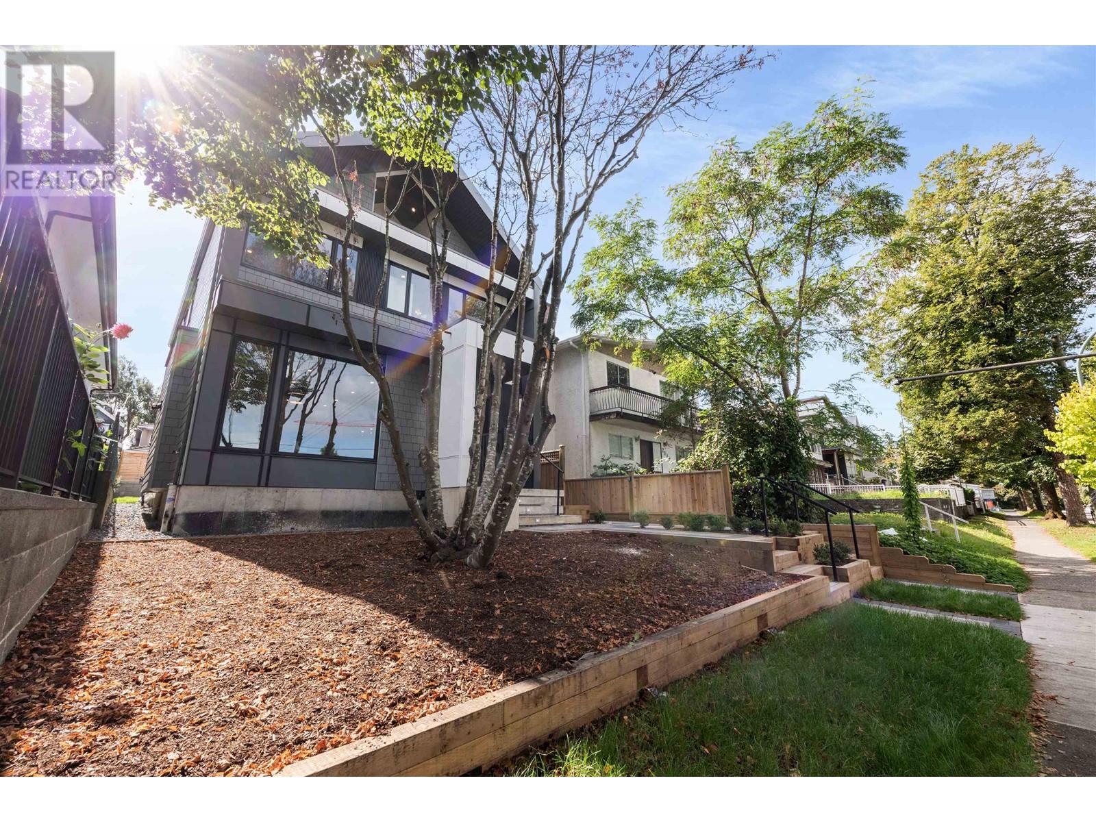 Listing Picture 33 of 40 : 2052 E 22ND AVENUE, Vancouver / 溫哥華 - 魯藝地產 Yvonne Lu Group - MLS Medallion Club Member