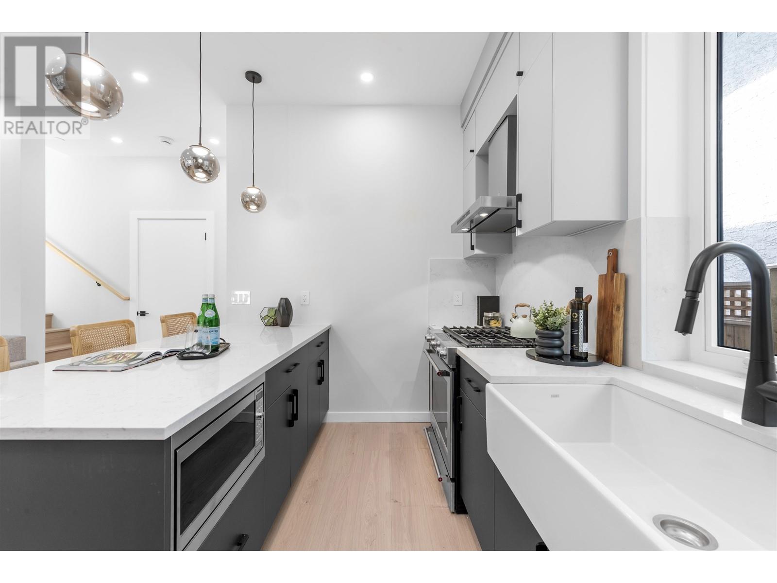 Listing Picture 4 of 40 : 2052 E 22ND AVENUE, Vancouver / 溫哥華 - 魯藝地產 Yvonne Lu Group - MLS Medallion Club Member