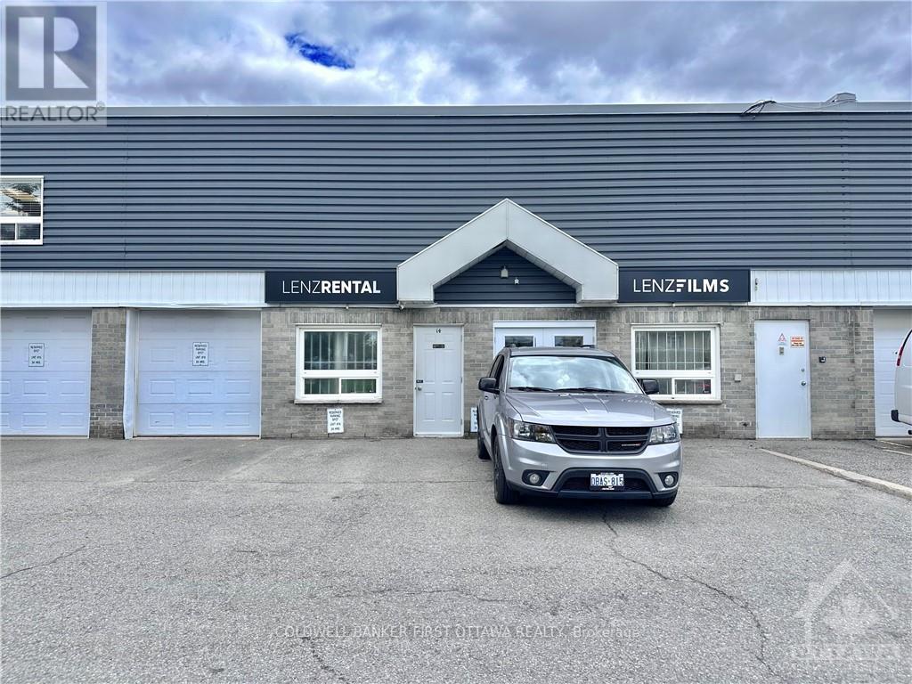 13 & 14 - 81 AURIGA STREET Country Place - Pineglen - Crestview and Area (7401 - Rideau Heights/Industrial Park)