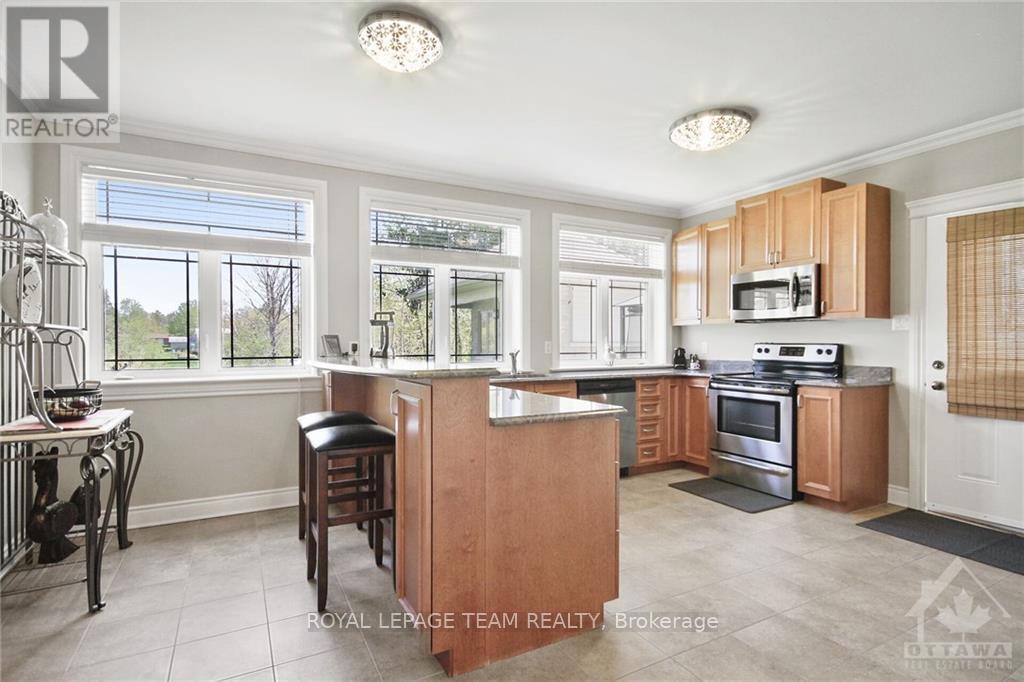 5591 MANOTICK MAIN STREET Manotick - Kars - Rideau Twp and Area (8002 - Manotick Village & Manotick Estates)