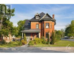 10 LAKE AVENUE, Lanark, Ontario